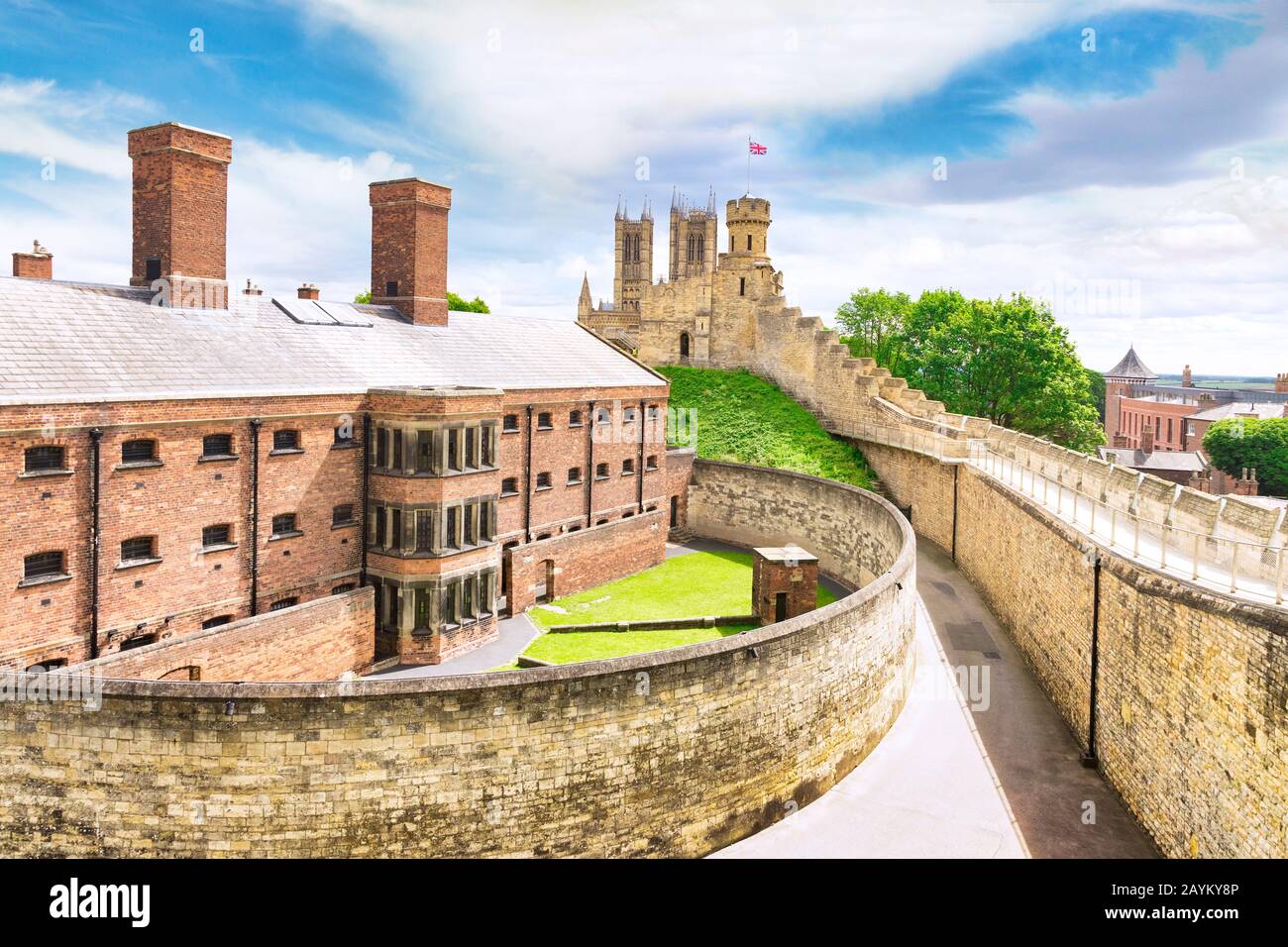 2 juillet 2019: Lincoln, Royaume-Uni - La vieille prison, maintenant une attraction touristique, des murs du château. Les tours de la cathédrale sont visibles en arrière-plan. Banque D'Images