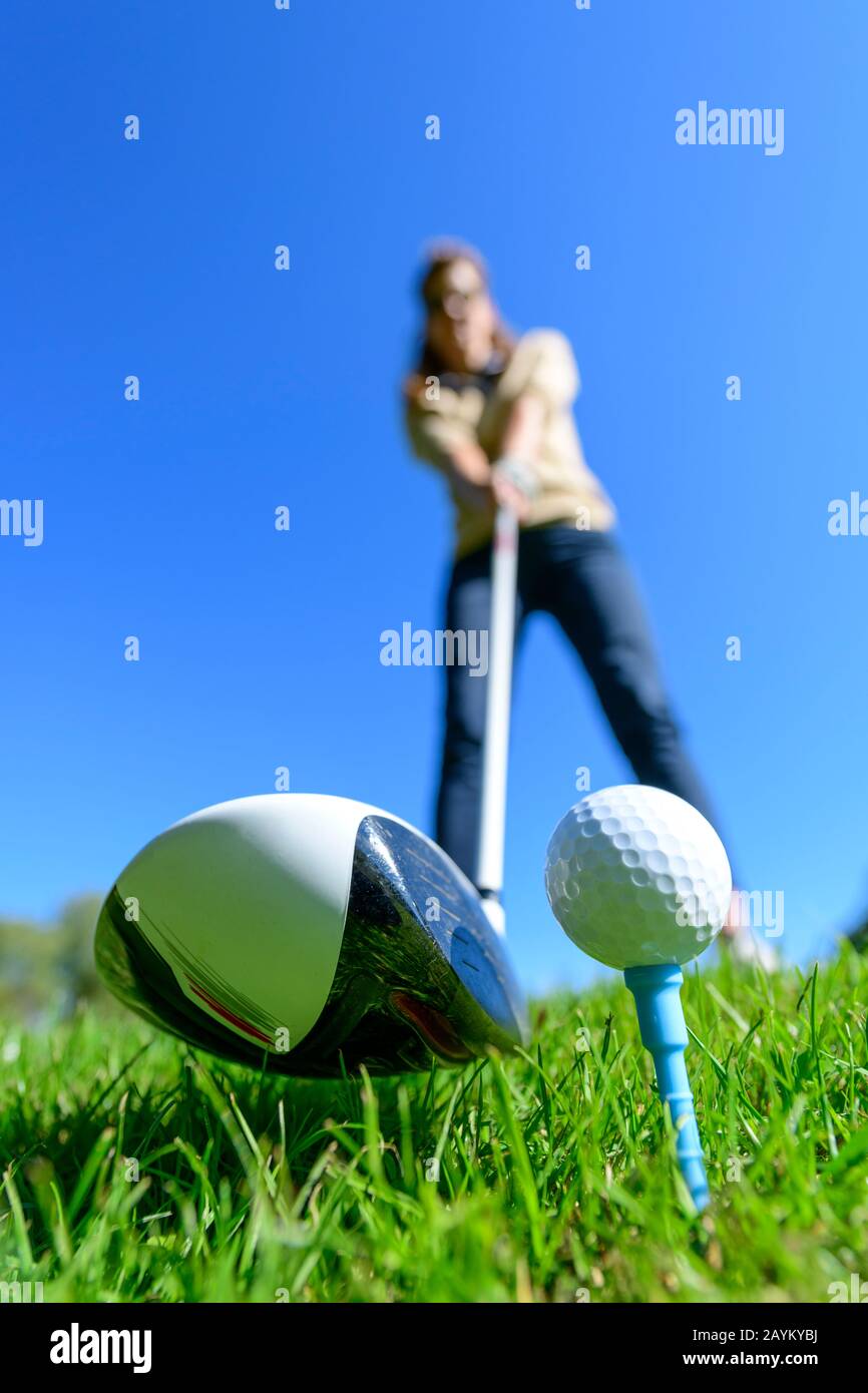 Joueur de golf fémoral frapper une balle avec le conducteur Banque D'Images