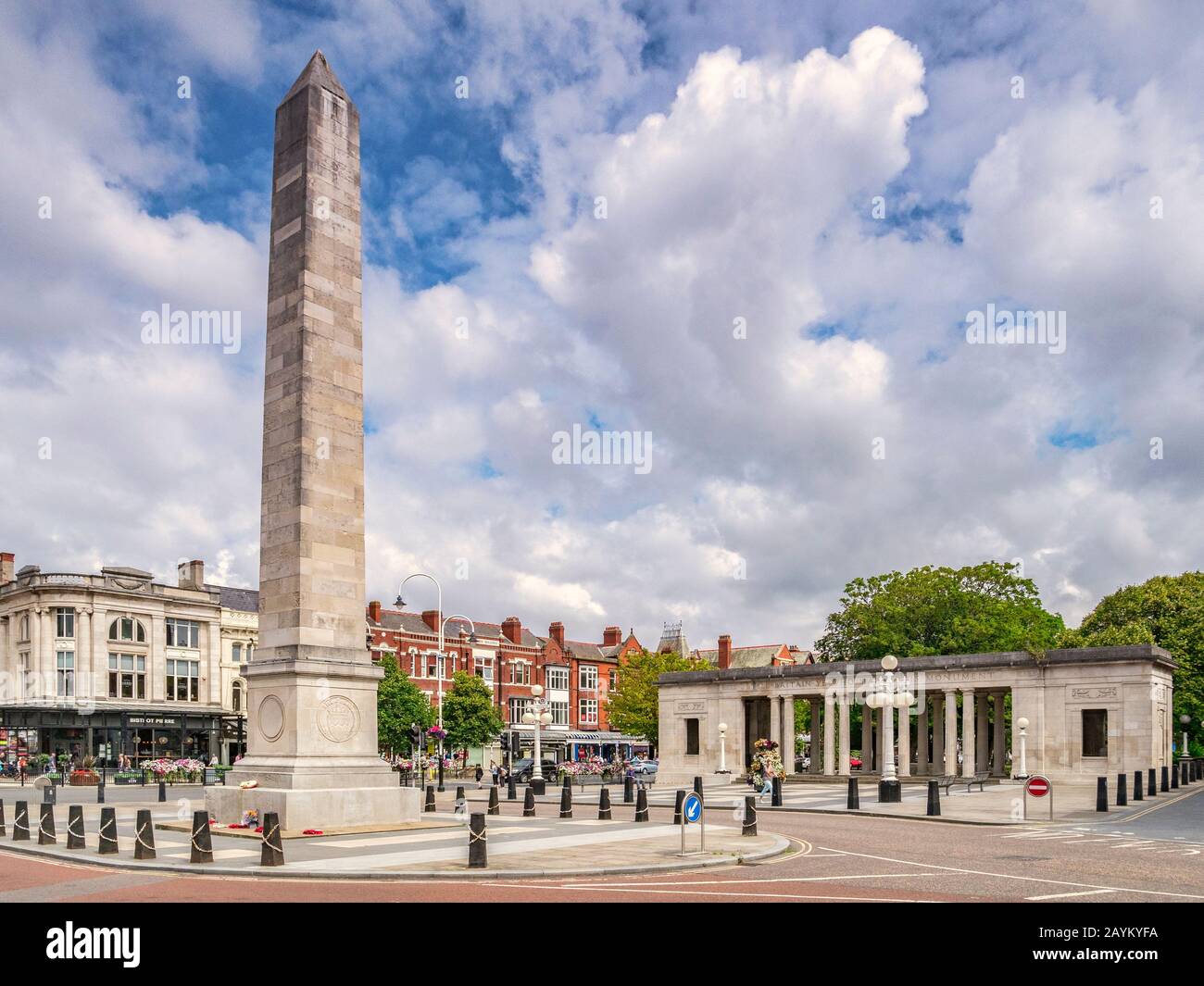 14 juillet 2019 : Southport, Merseyside - London Square, avec le War Memorial, et Lord Street, la principale rue commerçante de la ville. Banque D'Images