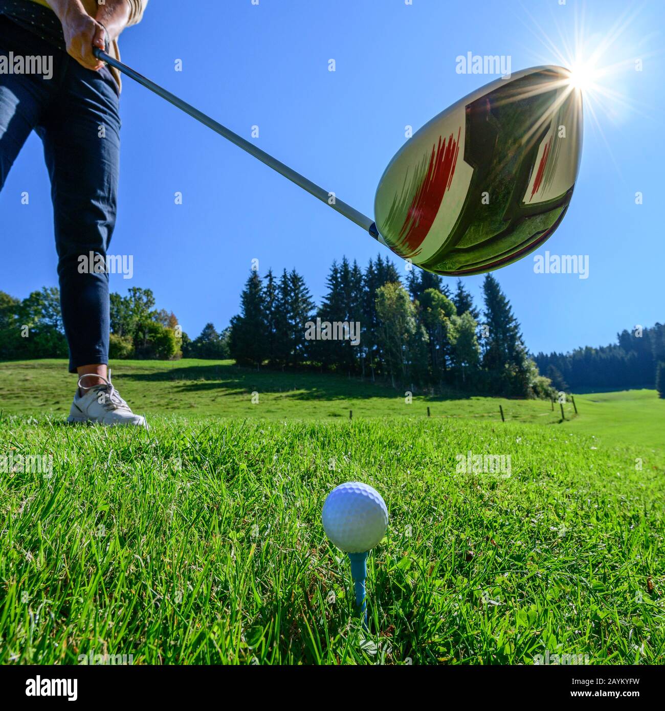 Joueur de golf fémoral frapper une balle avec le conducteur Banque D'Images