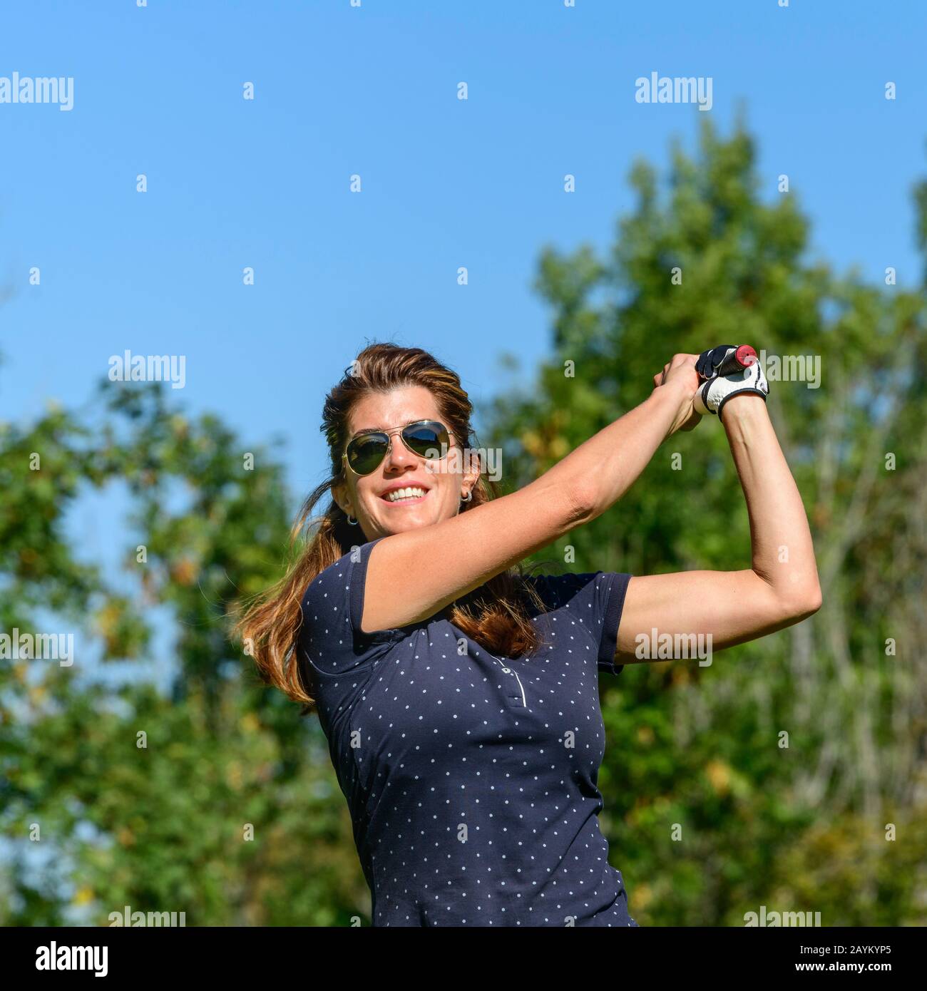 De bonne humeur woman playing golf Banque D'Images