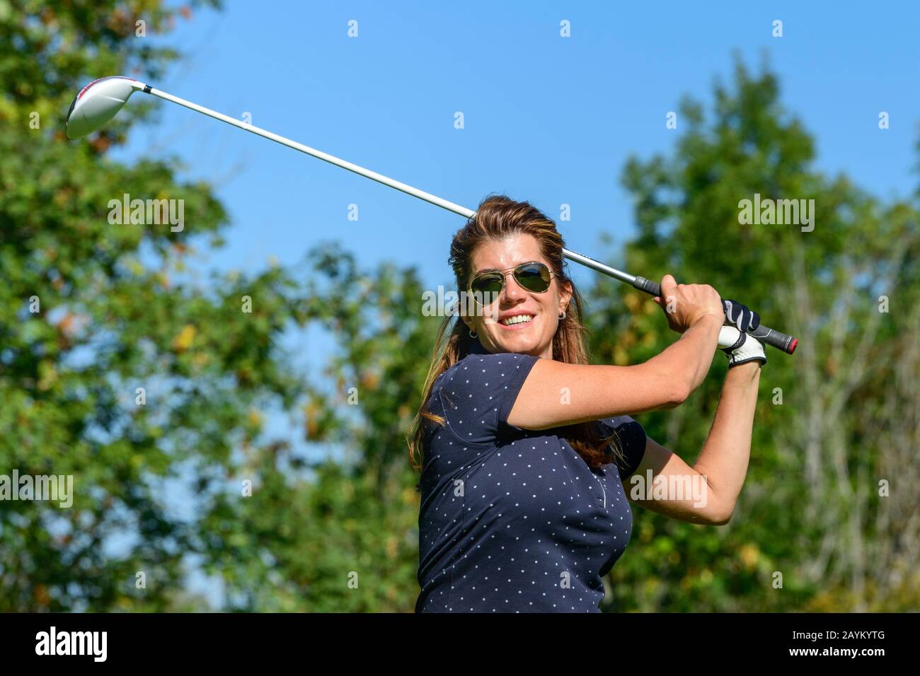 De bonne humeur woman playing golf Banque D'Images