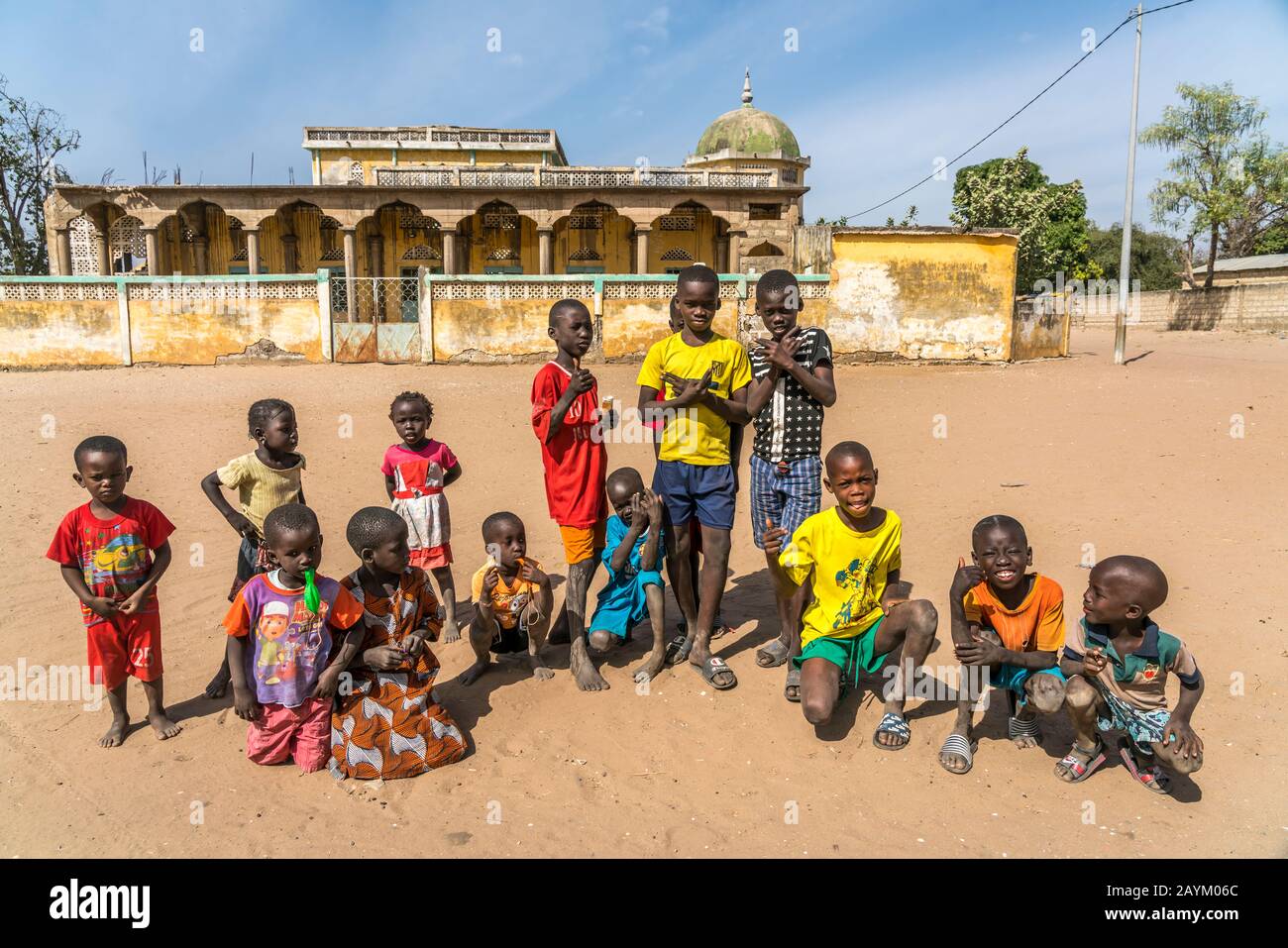 Gruppe afrikanischer Kinder vor der Moschee à Missirah, Sine Saloum Delta, Sénégal, Westafrika | un groupe d'enfants africains posant devant t Banque D'Images