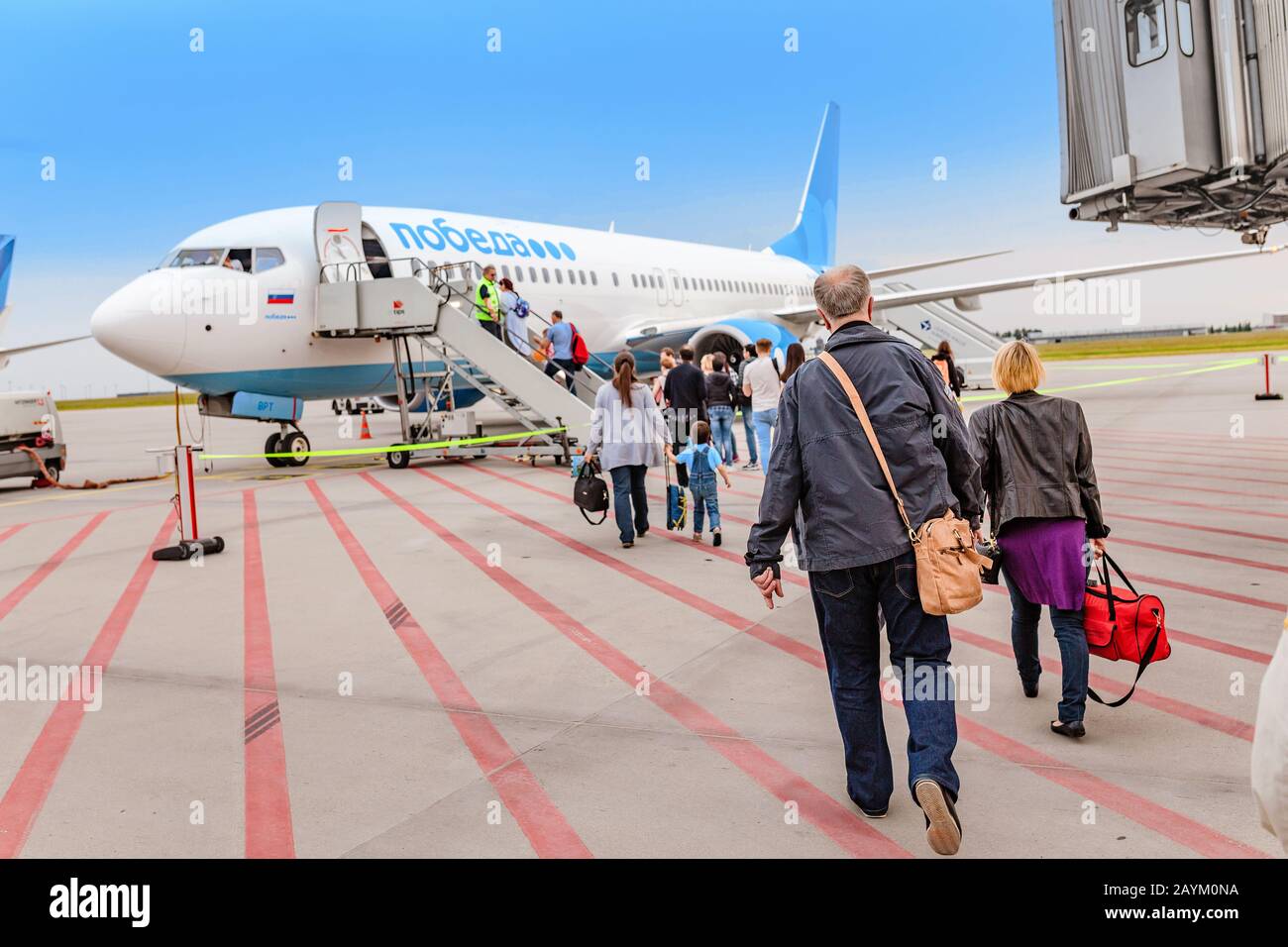 Aéroport de Halle, ALLEMAGNE - 23 MAI 2018: Embarquement sur POBEDA compagnies aériennes avion russe à jet à bas prix à l'aéroport Banque D'Images