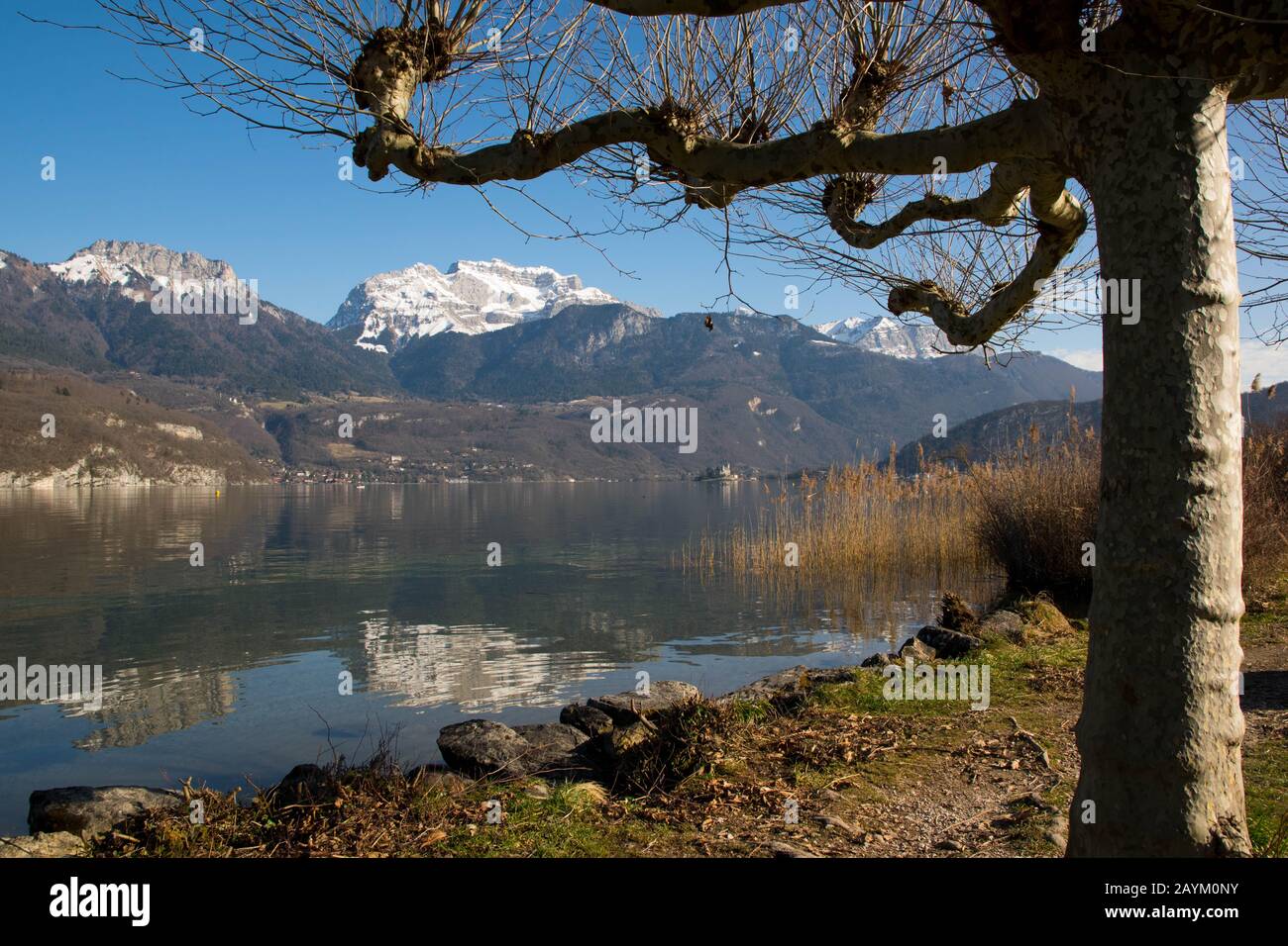 Hiver au lac d'Annecy dans les alpes françaises Banque D'Images