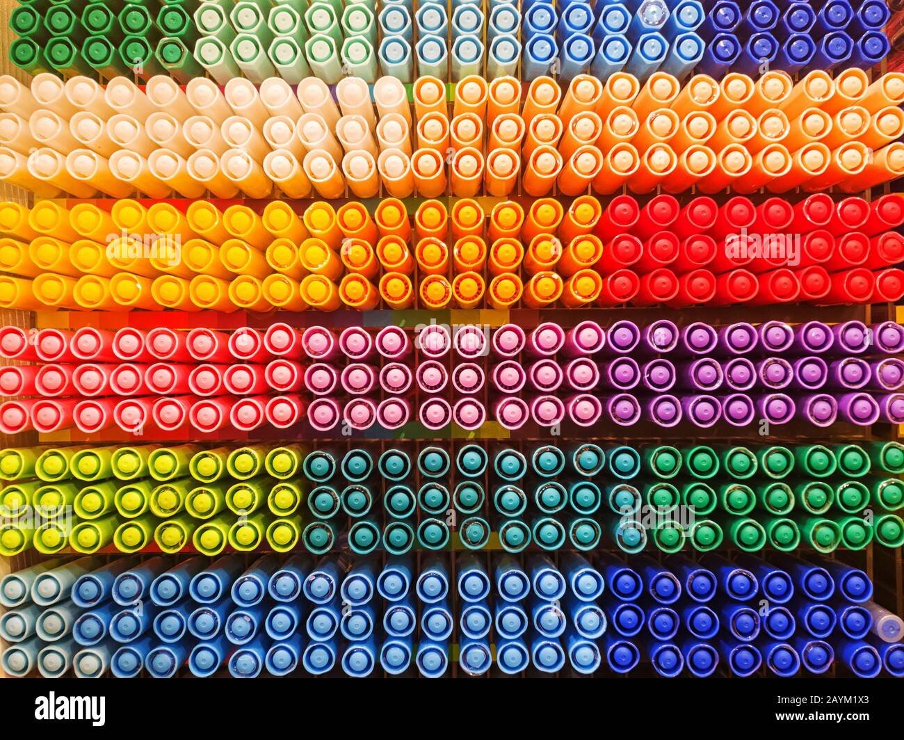 stylos colorés sur l'étagère du magasin de papeterie Banque D'Images