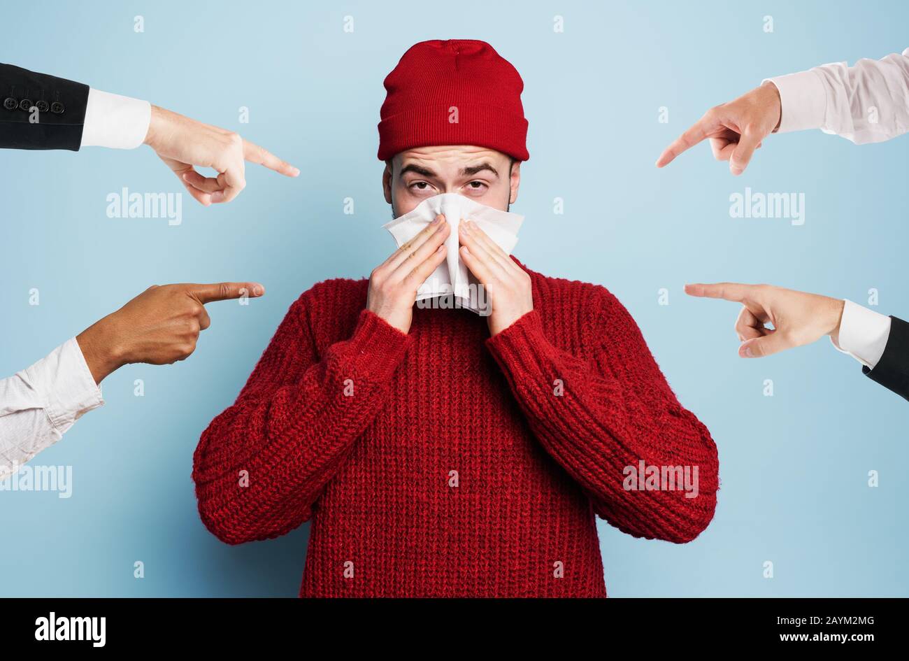 Un garçon pris un rhume est accusé d'infecter le virus. Studio sur fond cyan Banque D'Images