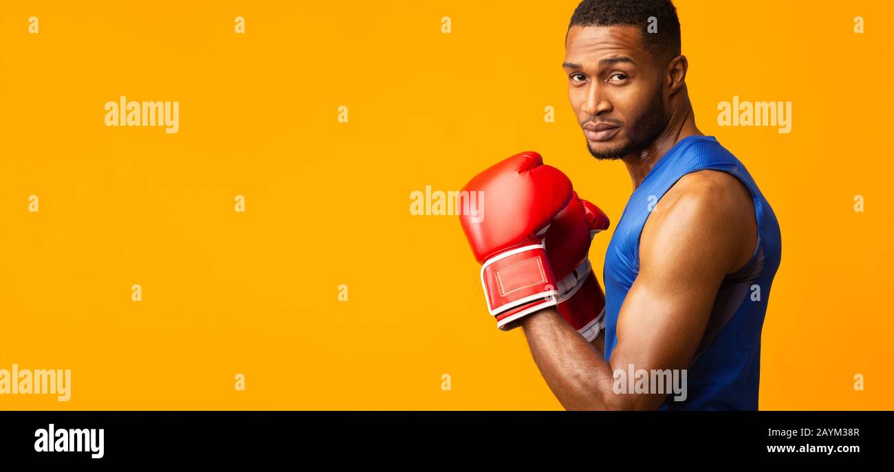 Portrait d'un homme noir confiant portant des gants de boxe rouge Banque D'Images
