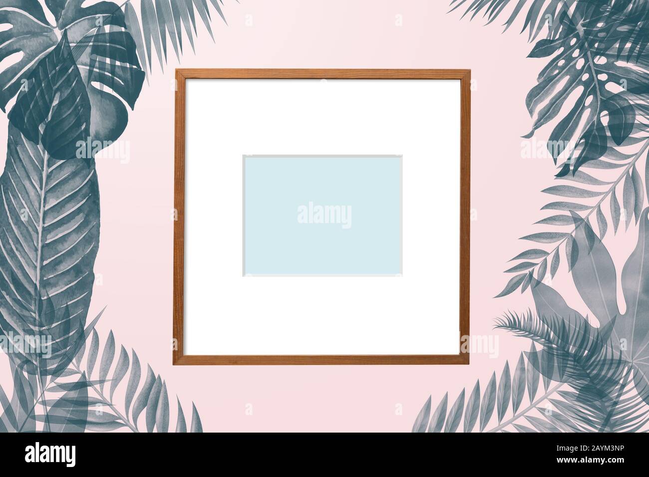 cadre nature simplement créatif composé de feuilles de palmier tropical et de fougères sur fond rose pastel, vue de dessus Banque D'Images