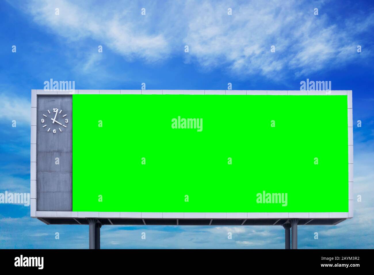 vider le panneau d'affichage vert vide avec le ciel bleu en arrière-plan Banque D'Images