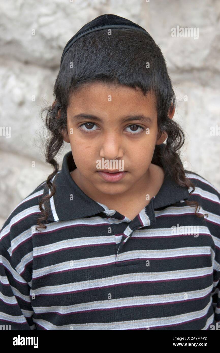 Jérusalem, ISRAËL - 15 MARS 2006: Carnaval Purim dans le célèbre quartier ultra-orthodoxe de Jérusalem - Mea Shearim. Portrait d'un garçon enfants Banque D'Images