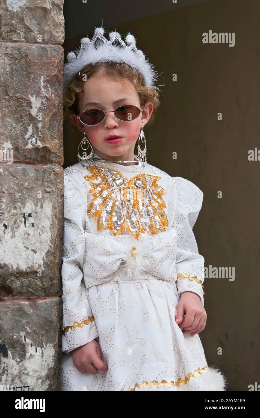 Jérusalem, ISRAËL - 15 MARS 2006: Carnaval Purim dans le célèbre quartier ultra-orthodoxe de Jérusalem - Mea Shearim. Portrait de la jeune fille Banque D'Images