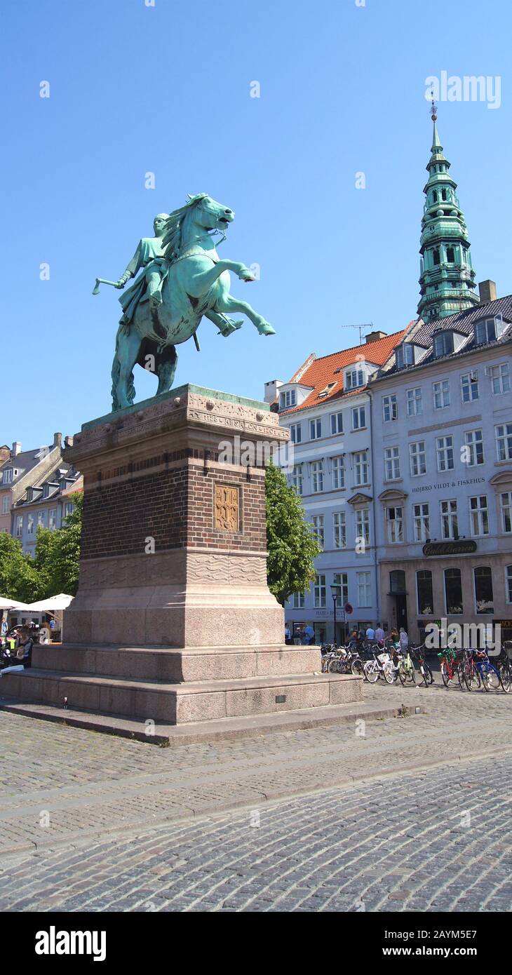 Copenhague, DANEMARK - 6 JUILLET 2015 : statue de Bishop Absalon à Hojbro Plads à Copenhague Banque D'Images