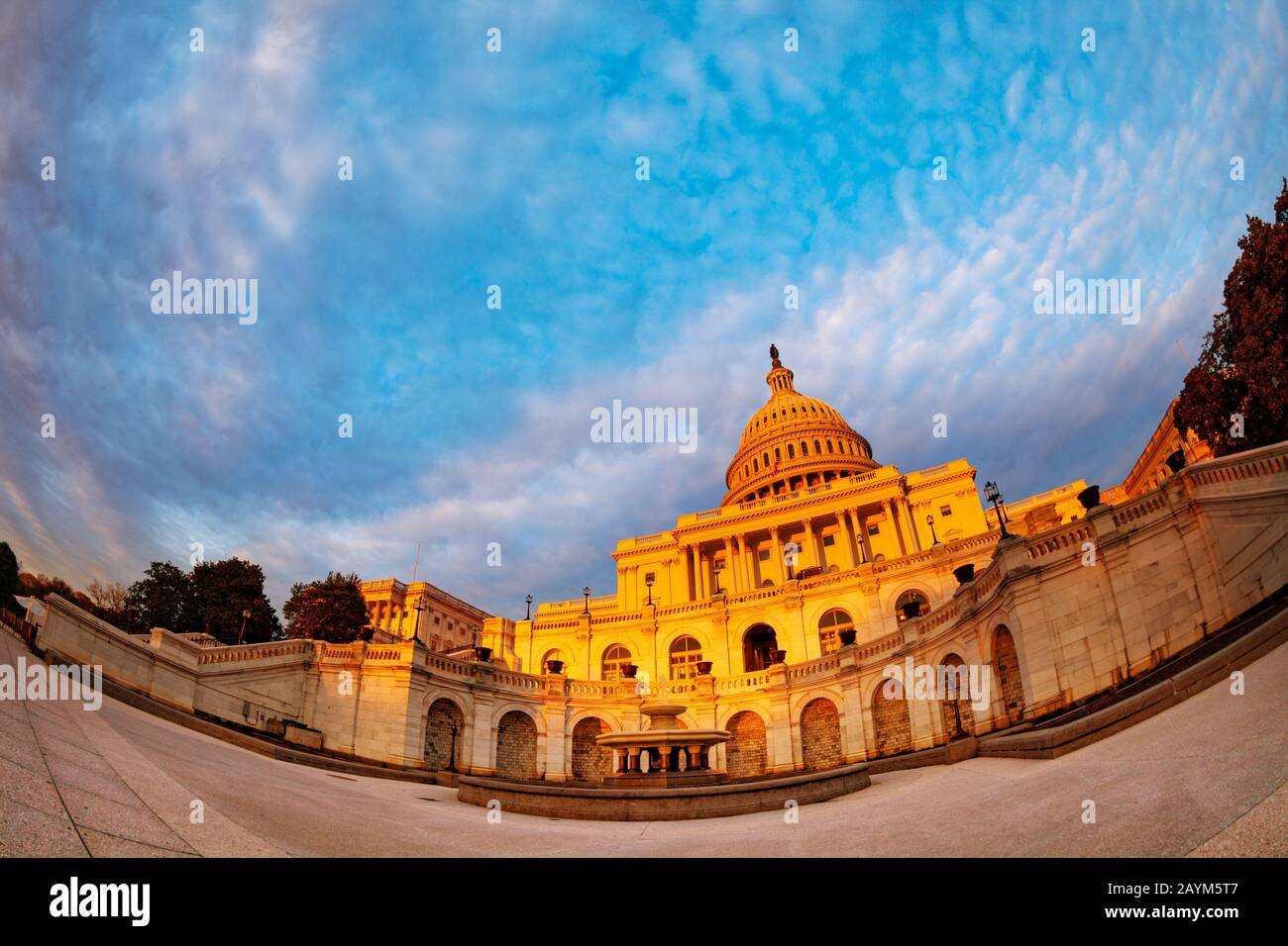 Vue en soirée sur les nuages ciel du Capitole des États-Unis maison du Congrès des États-Unis sur National Mall à Washington, D.C. Banque D'Images