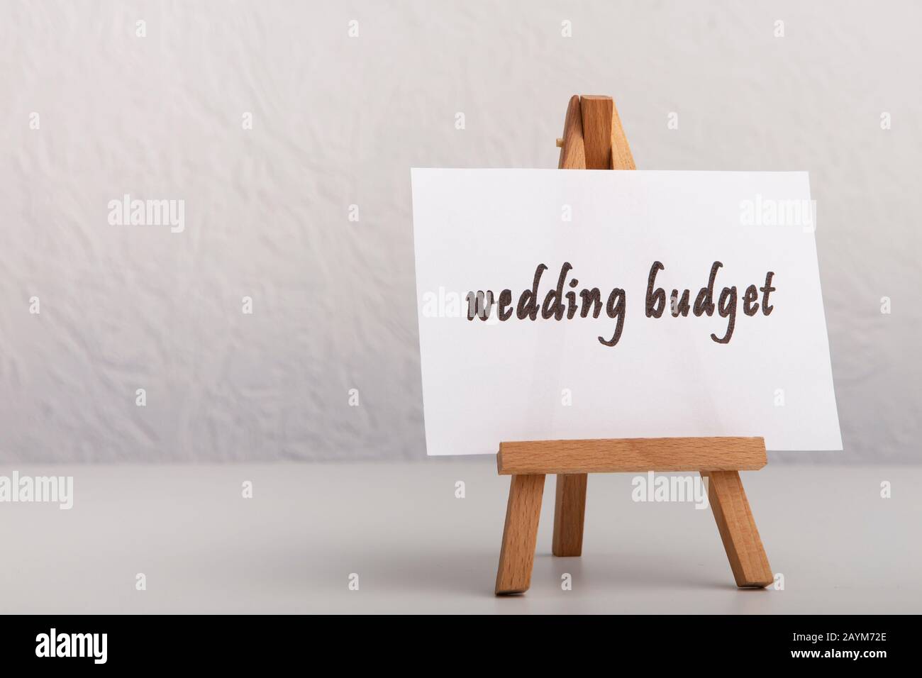 Concept de budget de mariage, mots noirs sur chevalet blanc sur gris Banque D'Images