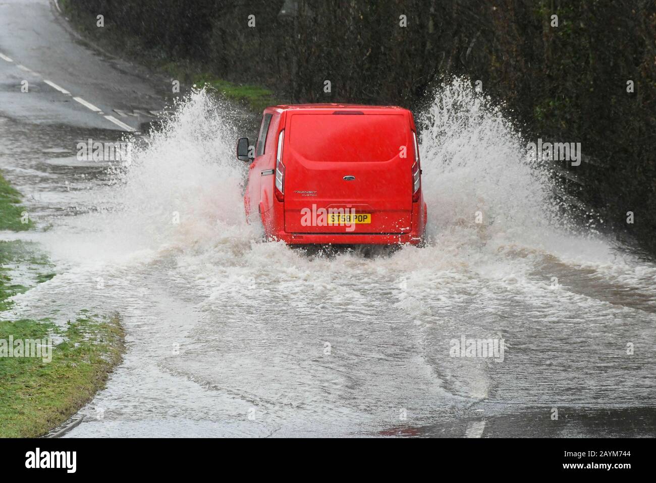 Buckfastleigh, Devon, Royaume-Uni. 16 février 2020. Météo britannique. Une fourgonnette conduit par l'eau d'inondation de la forte pluie de Storm Dennis sur l'A384 près de Buckfastleigh à Devon. Crédit Photo : Graham Hunt/Alay Live News Banque D'Images