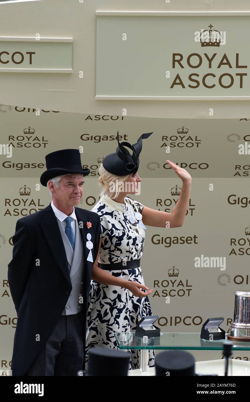 Quatrième Jour, Royal Ascot, Ascot, Berkshire, Royaume-Uni. 23 juin 2017. ITV Ce Matin, les présentateurs de télévision Phillip Schofield et Holly Willoughby présentent les propriétaires et les formateurs gagnants des King Edward VII Sprend avec leurs prix. La course a été gagnée par le jockey Adam Kirby sur le cheval Permian. Crédit : Maureen Mclean/Alay Banque D'Images