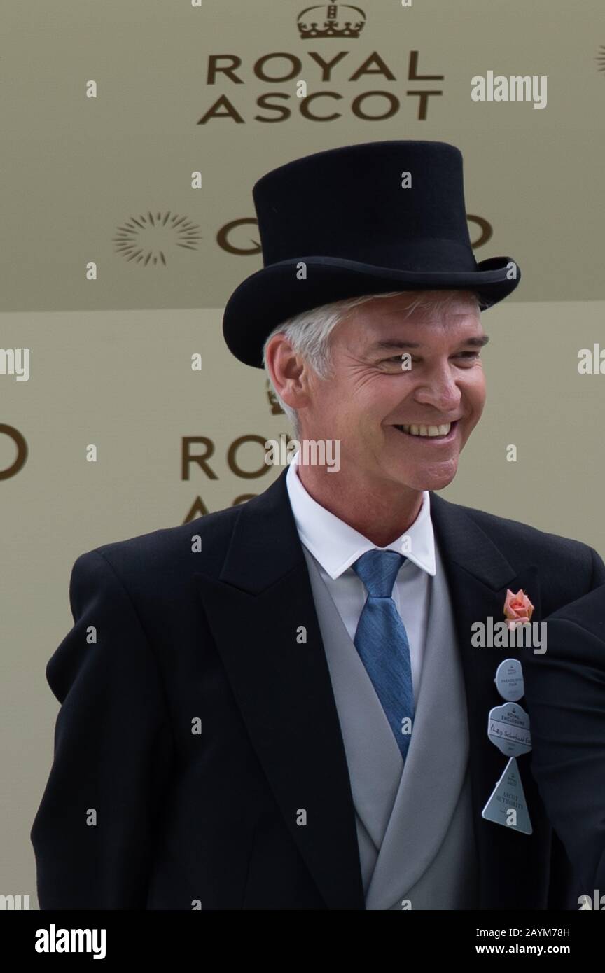 Quatrième Jour, Royal Ascot, Ascot, Berkshire, Royaume-Uni. 23 juin 2017. ITV Ce Matin, les présentateurs de télévision Phillip Schofield et Holly Willoughby présentent les propriétaires et les formateurs gagnants des King Edward VII Sprend avec leurs prix. La course a été gagnée par le jockey Adam Kirby sur le cheval Permian. Crédit : Maureen Mclean/Alay Banque D'Images