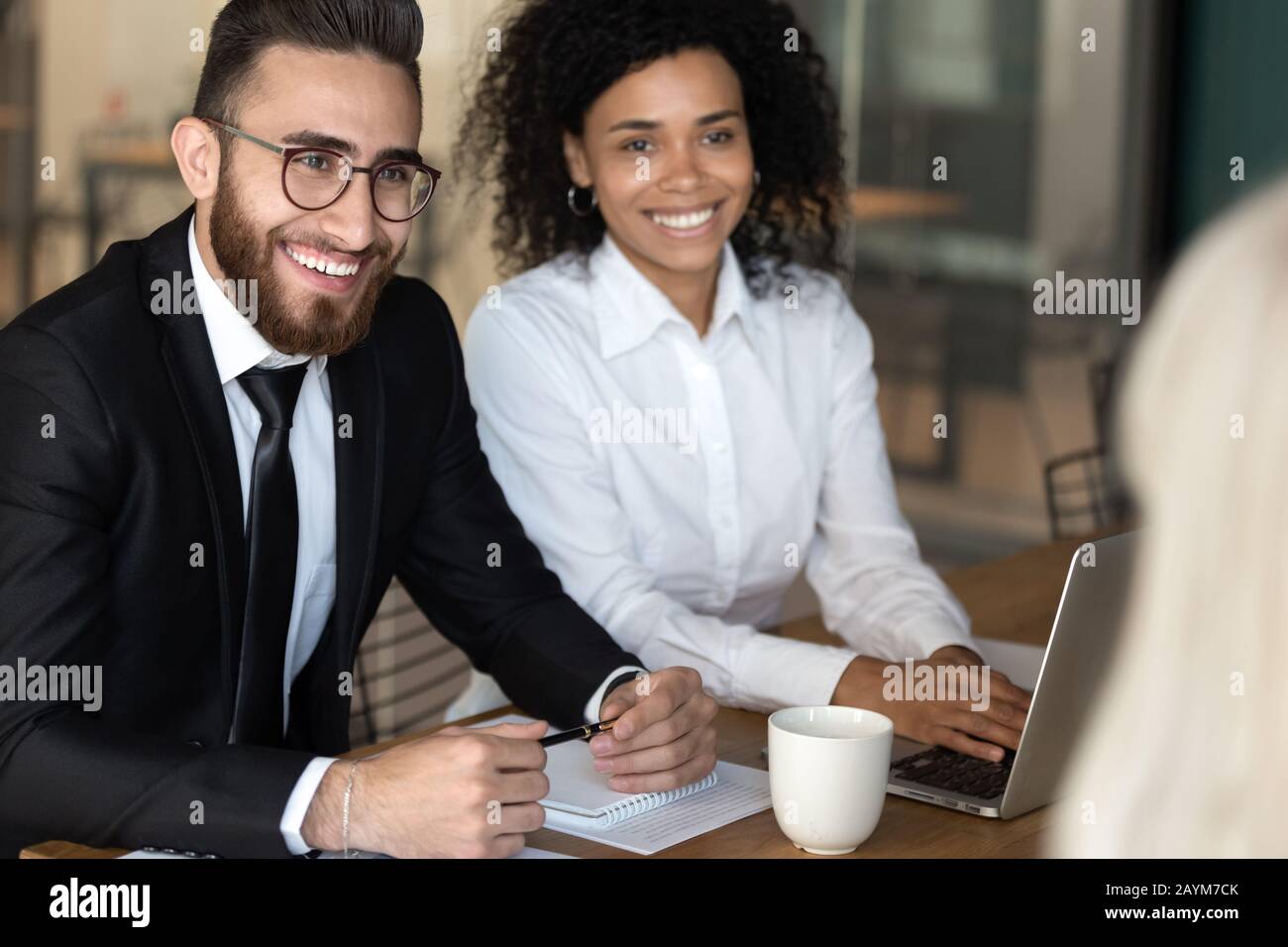 Les diverses personnes qui négocient se concentrent sur le chef d'équipe homme d'affaires arabe Banque D'Images