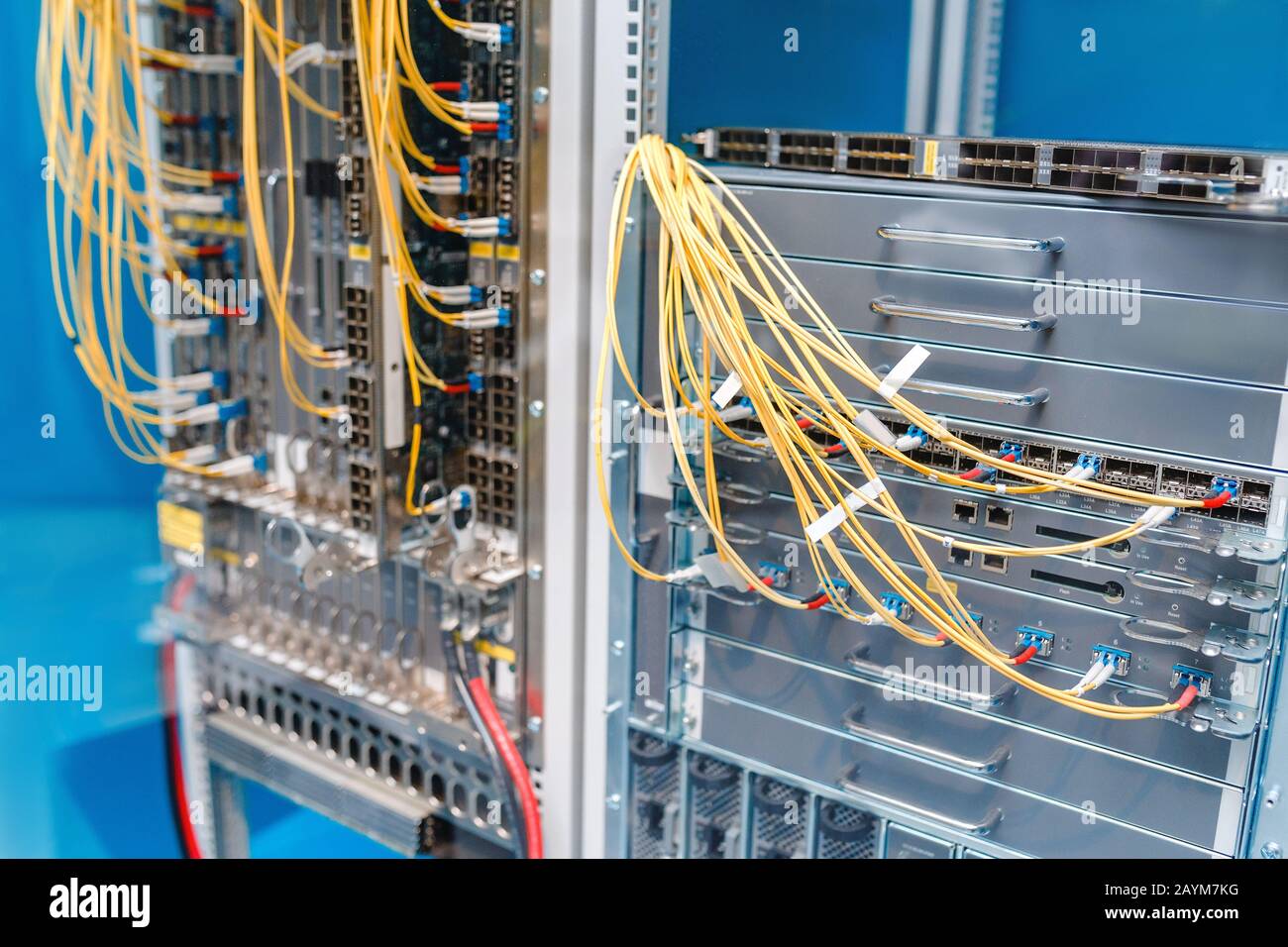 gros plan du routeur, des ports et des câbles du réseau fibre optique, de l'internet et de la technologie Banque D'Images