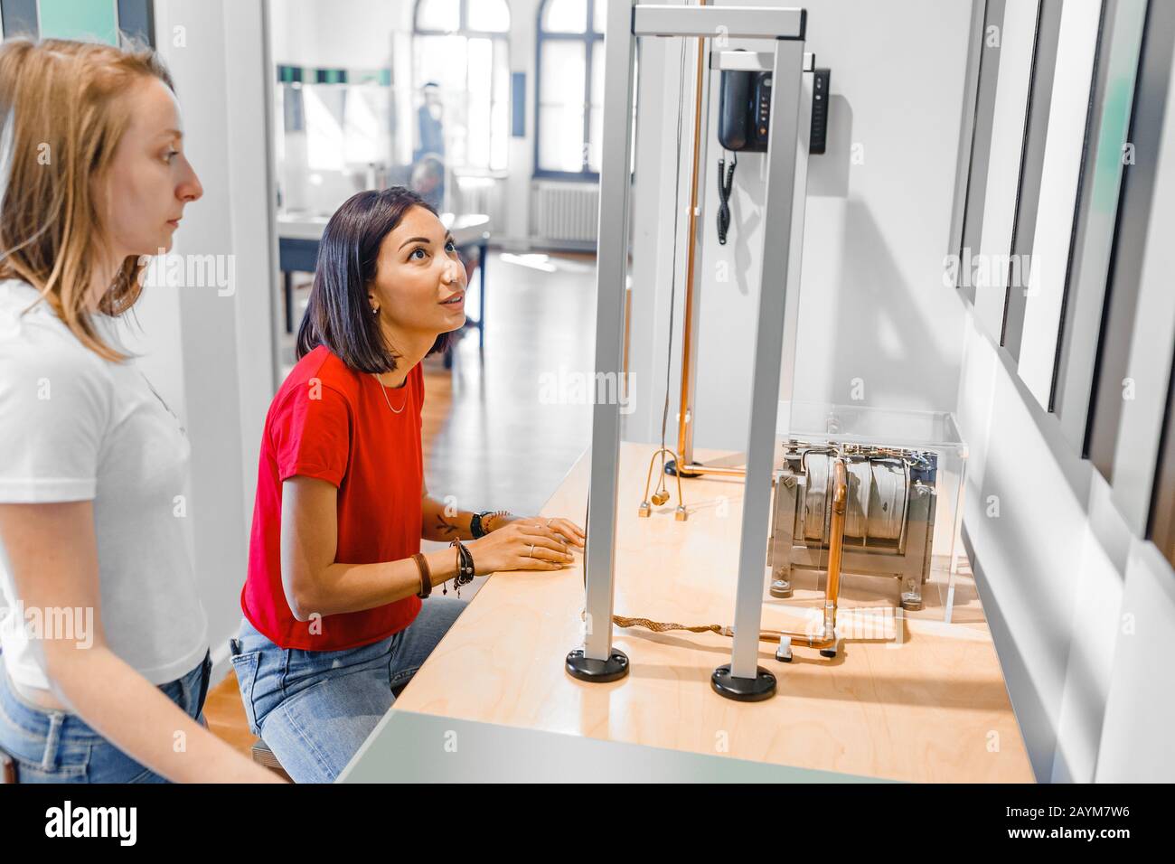 Les étudiantes qui font du travail expérimental dans le domaine de la mécanique et de la physique en laboratoire moderne Banque D'Images