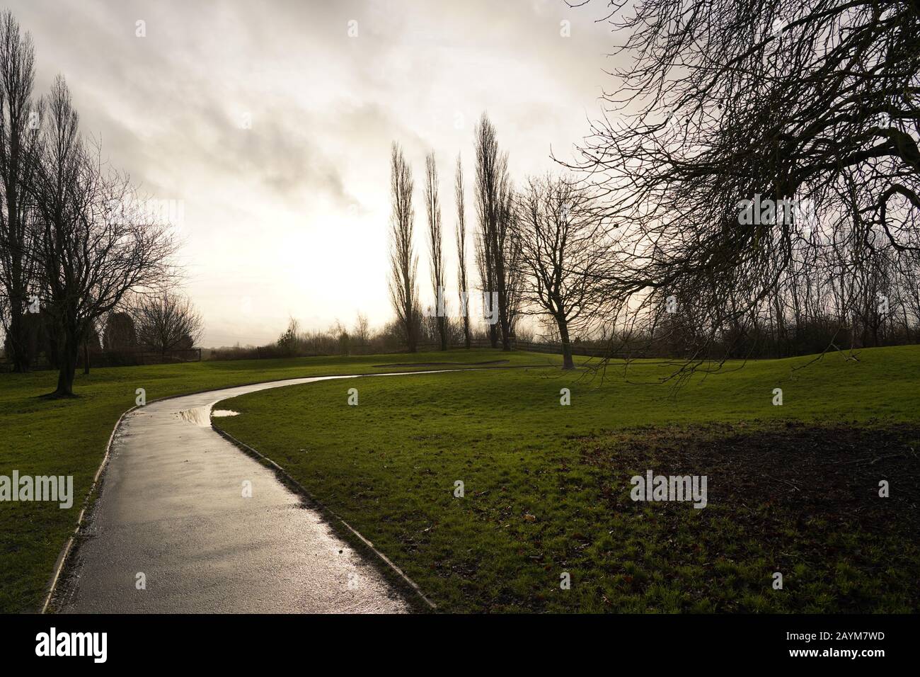 Un parc triste au Royaume-Uni en hiver humide Banque D'Images