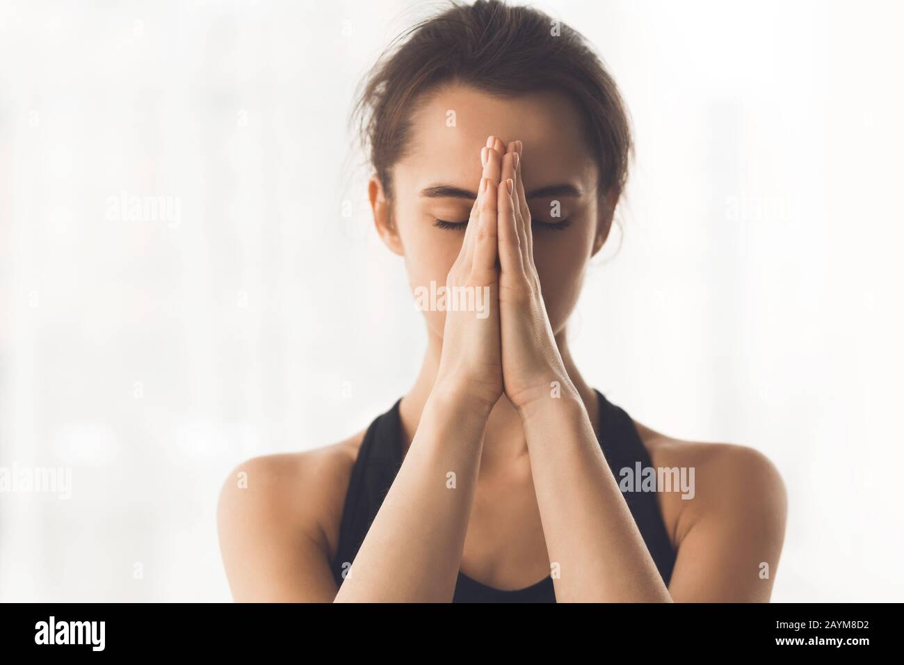 Vue avant de la femme yogi faisant un geste namaste Banque D'Images