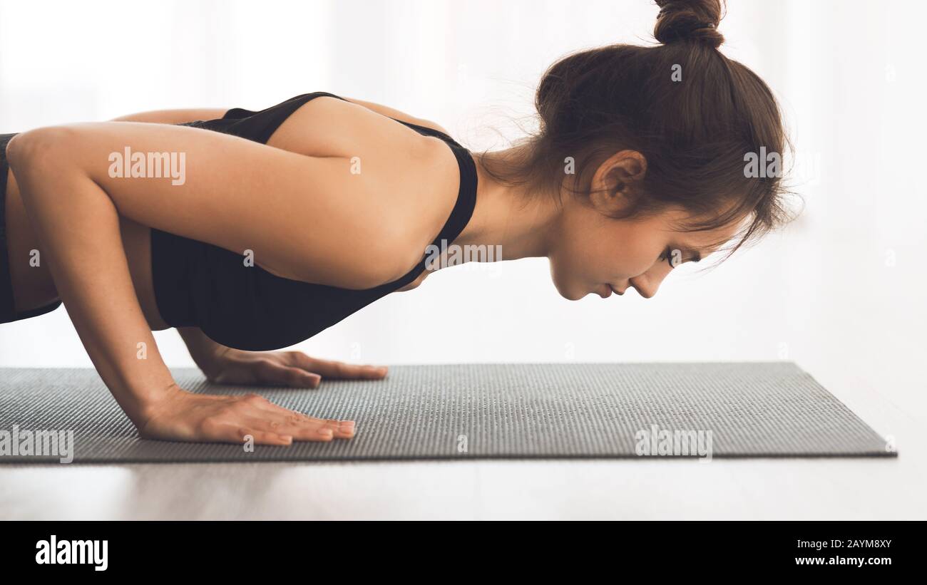 Femme faisant de l'exercice de planche ou de pousser en studio Banque D'Images