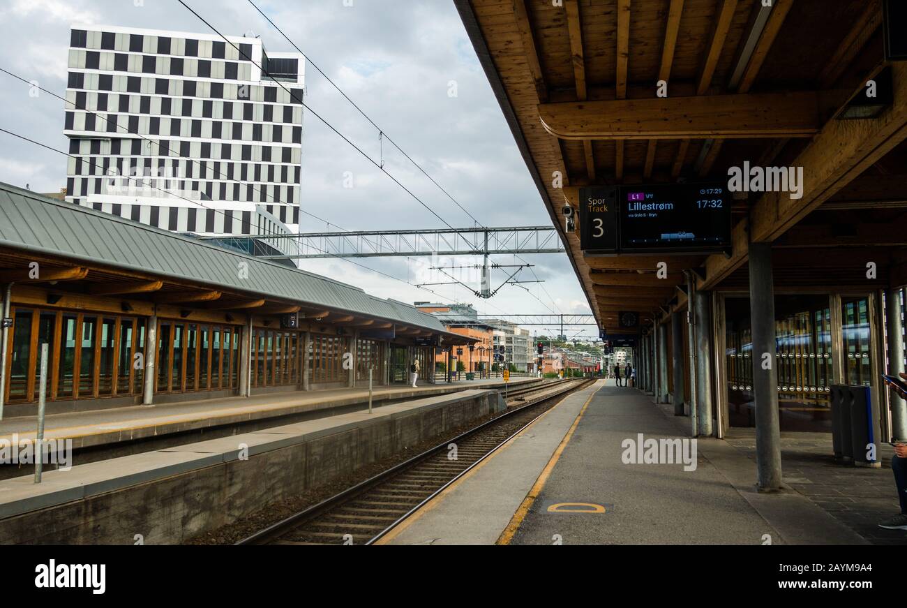 Éditorial 08.31.2019 Oslo Norvège en attente d'un train à la plate-forme de la gare de Skoyen l'après-midi avec presque aucun autre passager Banque D'Images
