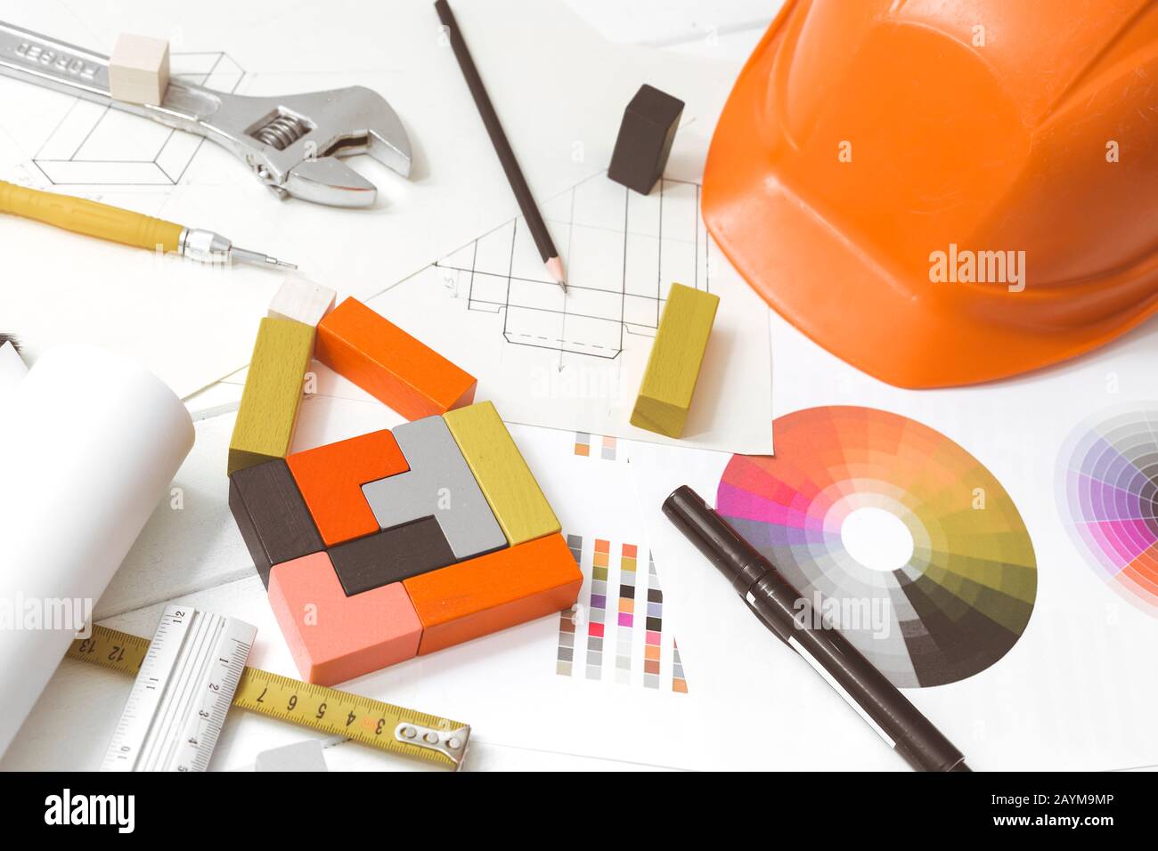 Conception de l'intérieur de la maison, équipement de décoration. Outils de construction, esquisse sur le bureau d'un ingénieur constructeur. Banque D'Images