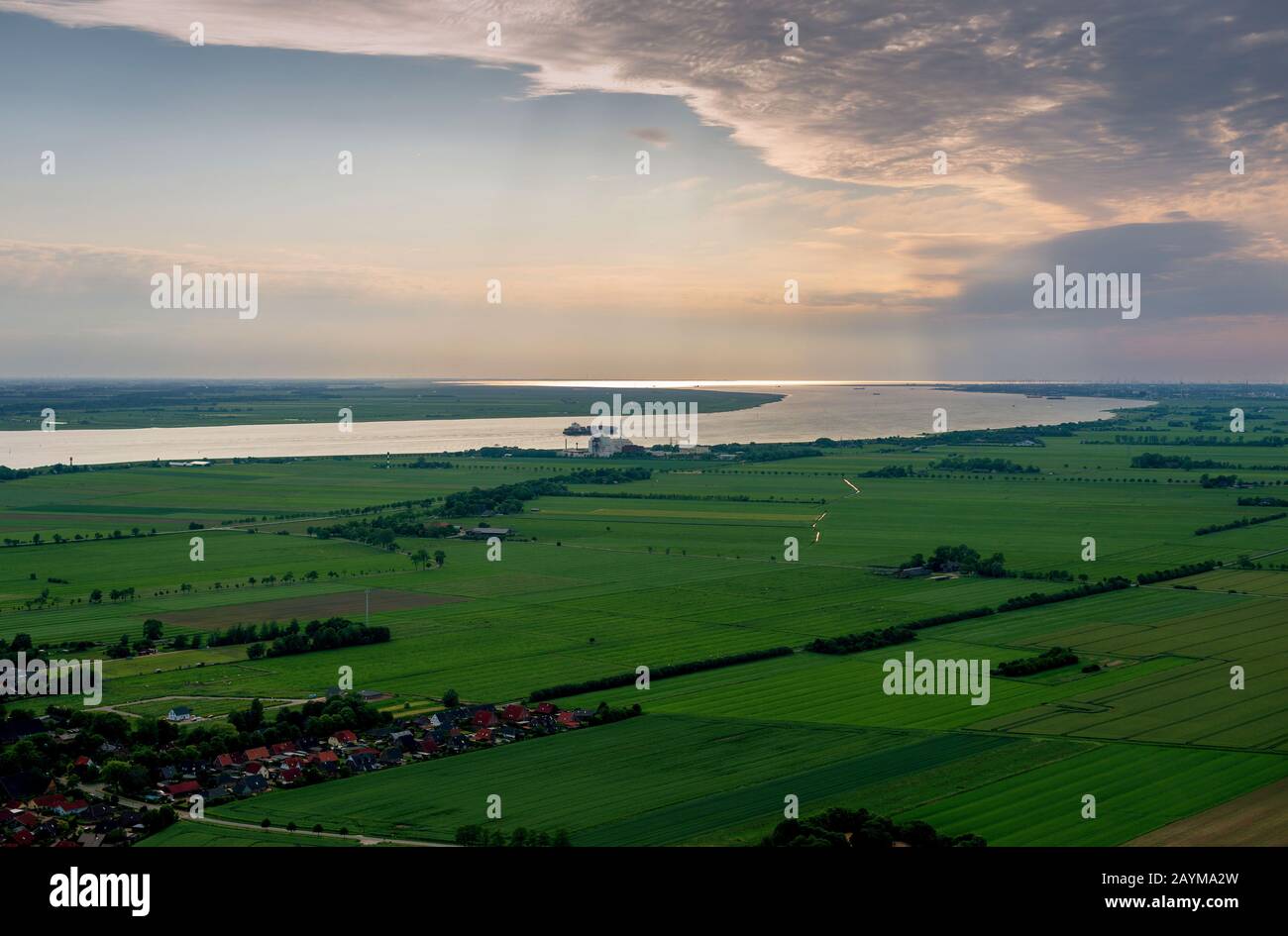 Rivière Elbe et marais avec plante atomique, vue aérienne, Allemagne, Schleswig-Holstein Banque D'Images