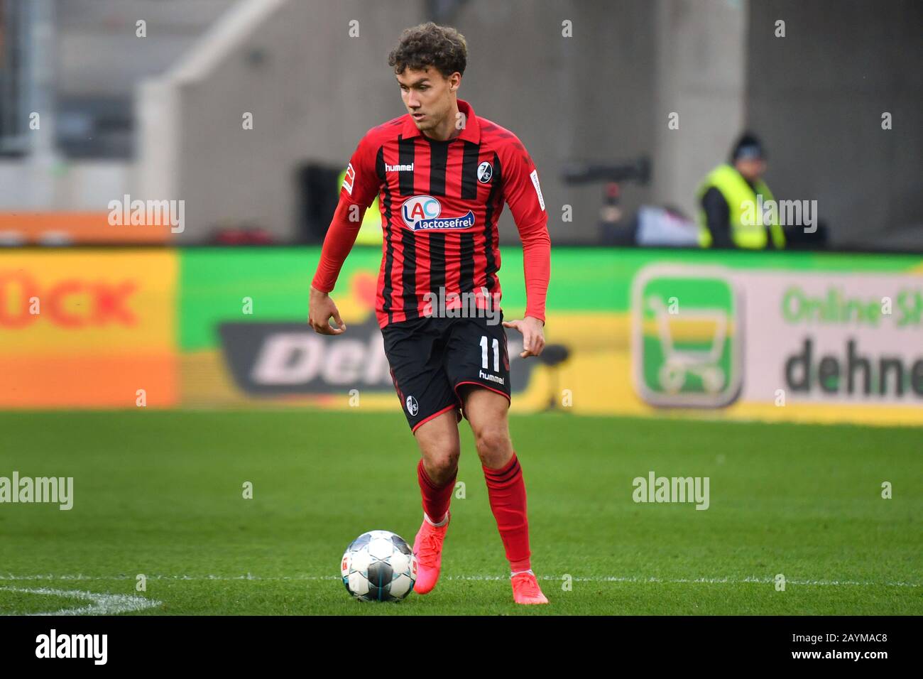 Luca WALDSCHMIDT (SC Freiburg), action, action unique, image unique, découpe, prise de vue corps entier, figure entière. Soccer 1.Bundesliga, 22.matchday, matchday22, FC Augsburg (A) -SC Freiburg (FR) 1-1, le 02.15.2020 à Augsburg, WWKARENA, LA RÉGLEMENTATION DFL INTERDIT TOUTE UTILISATION DE PHOTOGRAPHIES COMME SÉQUENCES D'IMAGES ET/OU QUASI-VIDÉO. | utilisation dans le monde entier Banque D'Images