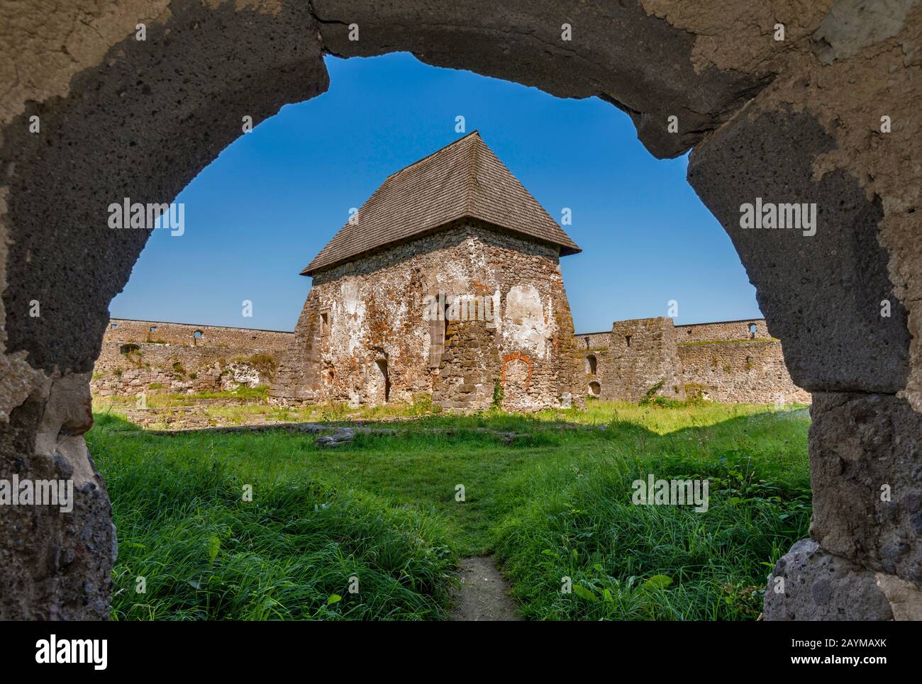 Monastère médiéval transformé au XVIe siècle en château près du village de Bzovik, Krupinska Planina (Krupina Upland), région de Banska Bystrica, Slovaquie Banque D'Images