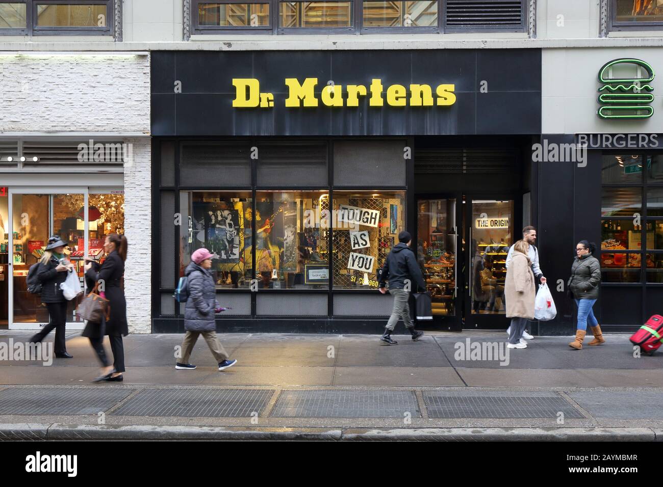 Dr. Martens, 1333 Broadway, New York, NY. Façade d'un magasin de chaussures  à Midtown Manhattan Photo Stock - Alamy