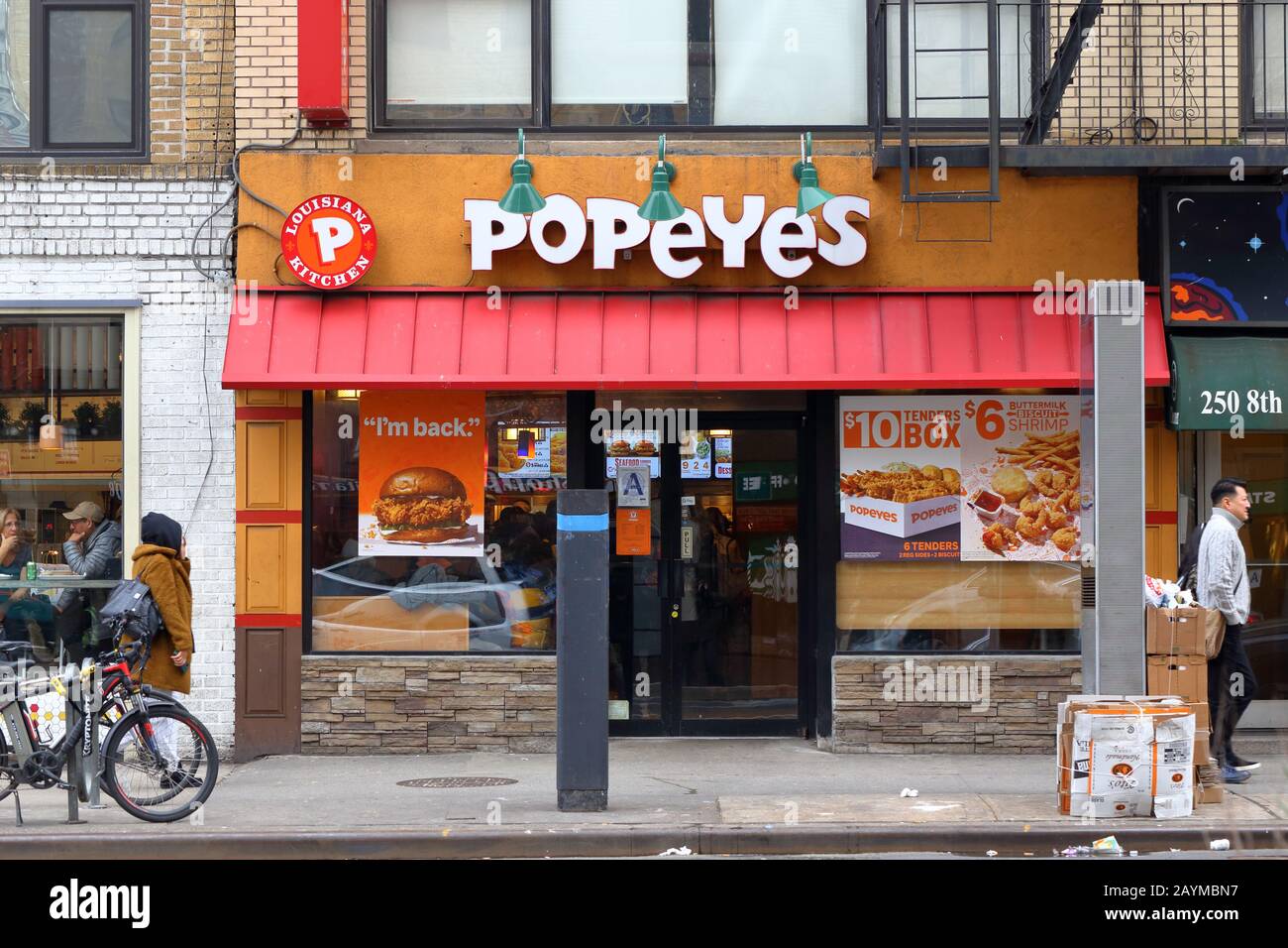 Popeyes Louisiana Kitchen, 252 8ème Avenue, New York, NY. Face extérieure d'un restaurant de Fast-food au poulet frit dans le quartier Chelsea de Manhattan. Banque D'Images