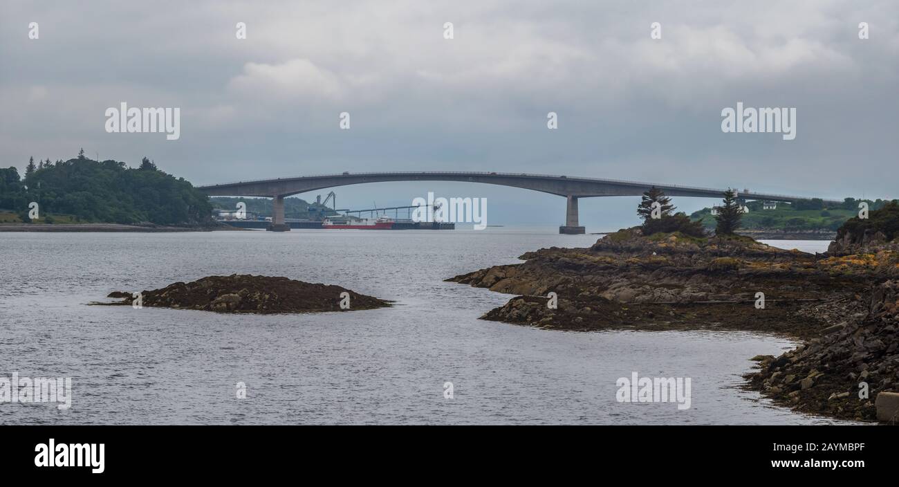 Panorama du pont Sky et de la route A87, qui s'est penchée sur le Loch Alsh, reliant l'île de Skye à l'île d'Eilean Bàn, a ouvert ses portes en 1995. Banque D'Images