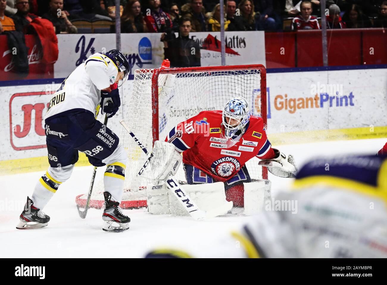 Linkoping, Suède 20200215HV's No. 11 Simon Önerud contre le gardien de but de Linköping No. 30 Jacob Johansson pendant le match de hockey sur glace de samedi à SHL entre Linköping HC-HV71 dans l'arène de Saab. Photo Jeppe Gustafsson Banque D'Images