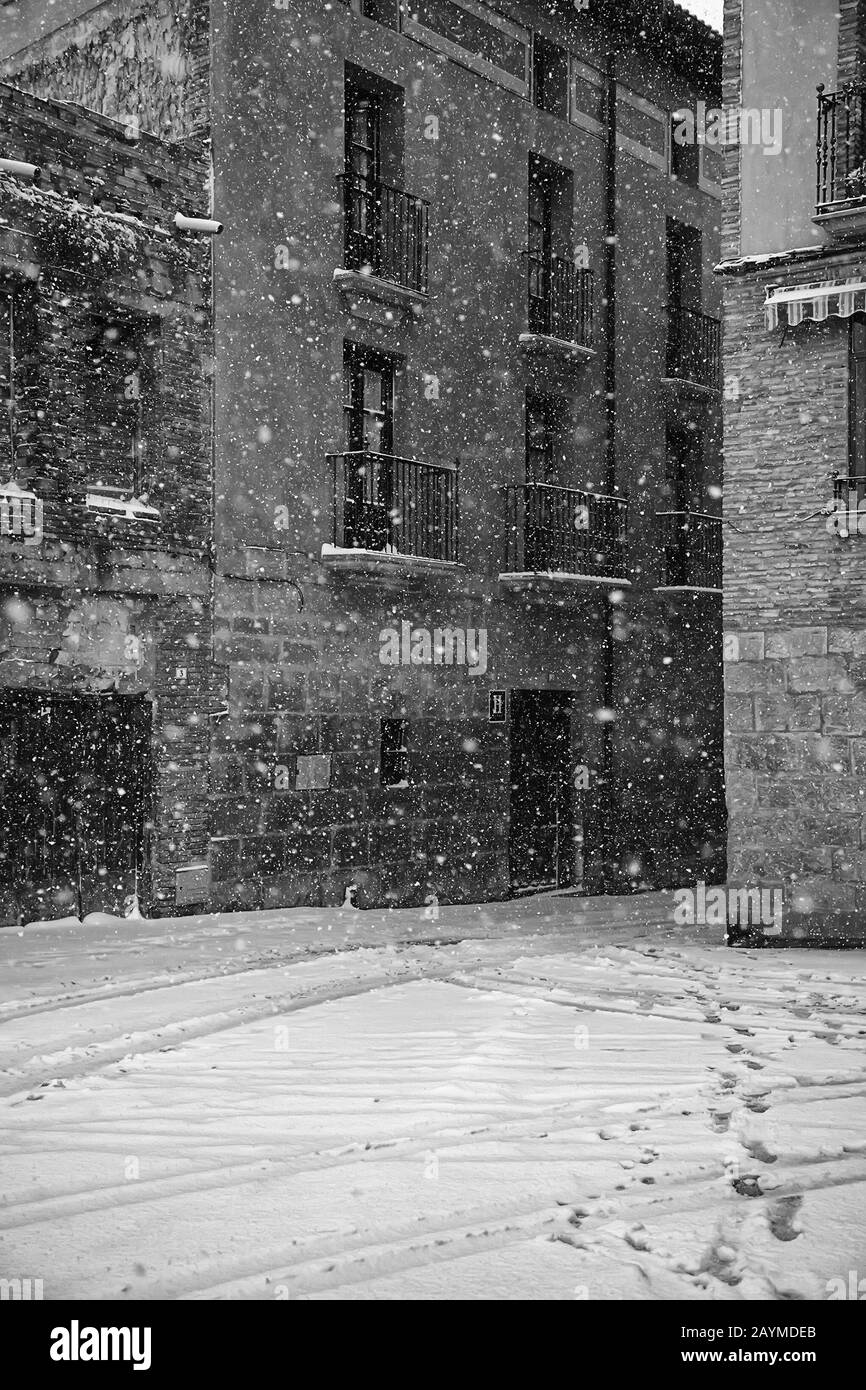 Neige dans la rue urbaine, paysage naturel, hiver Banque D'Images