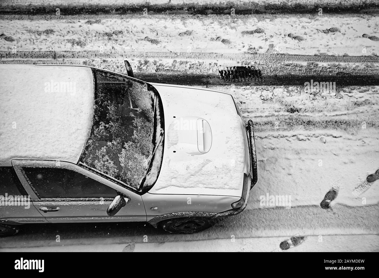 Voiture couverte de neige et de glace, transport et hiver Banque D'Images