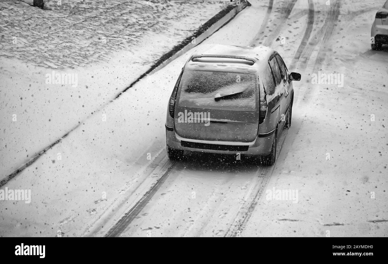 Voiture sur la route enneigée et avec glace, transport et danger Banque D'Images