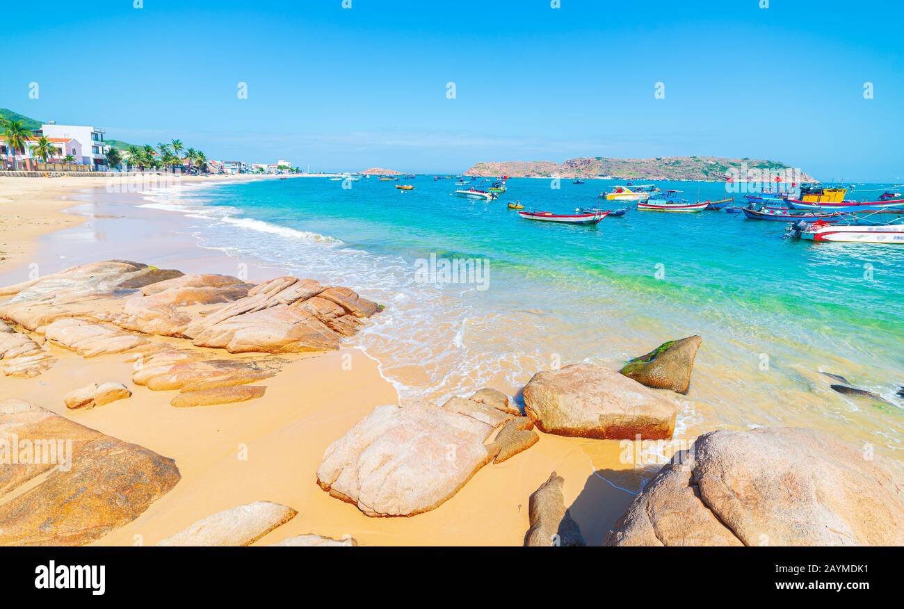 Magnifique plage tropicale turquoise eau transparente rochers uniques rochers, Nhon Hai bateau de pêche et village, Quy Nhon Vietnam côte centrale Voyage des Banque D'Images