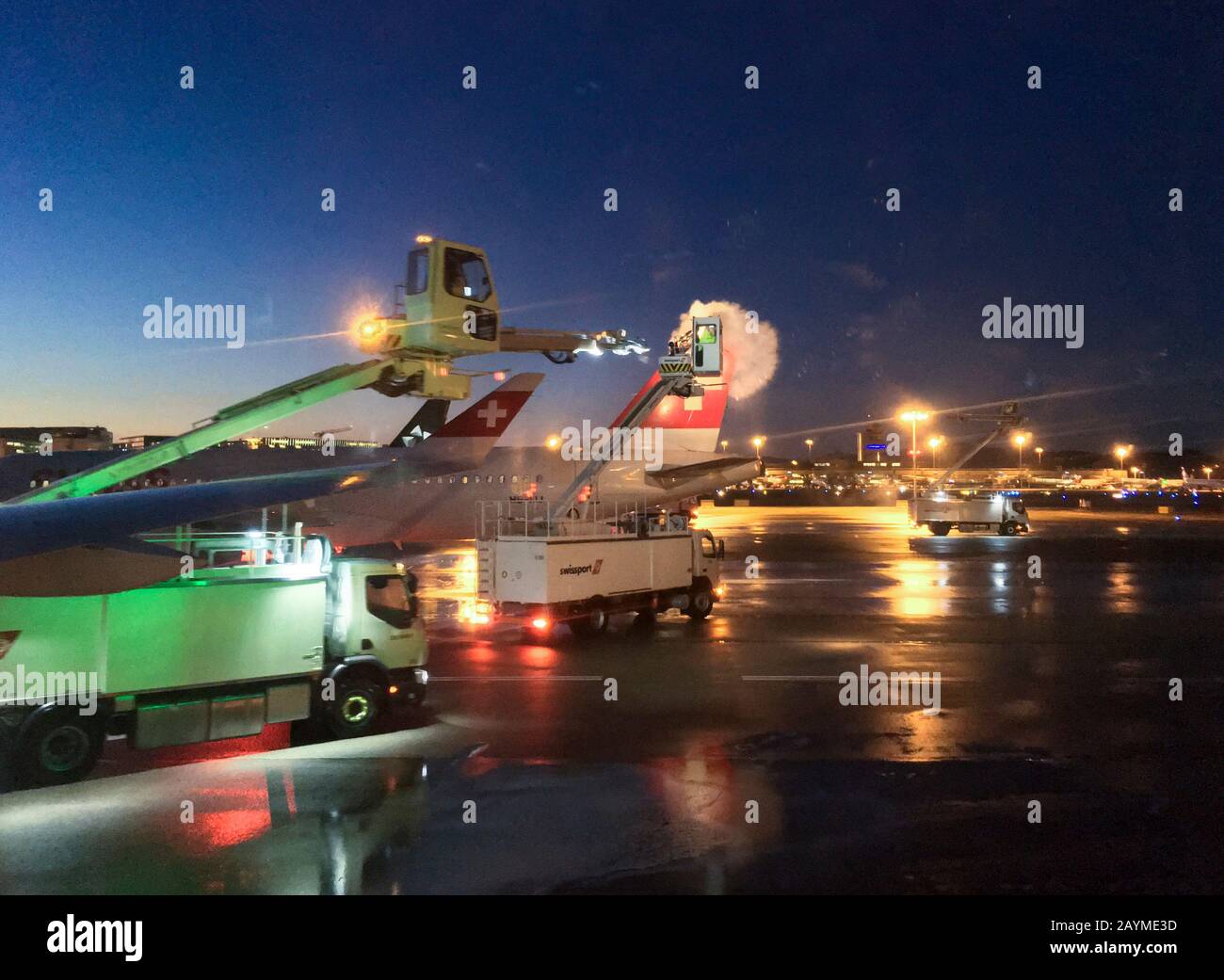 Aéroport de Zurich, Suisse - 15 janvier 2020: Pendant une matinée d'hiver froide, les véhicules spéciaux sont des avions de passagers de dégivrage de Swiss International Airlines à l'aéroport de Zurich Kloten. Pendant les mois d'hiver, la procédure de dégivrage entraîne régulièrement des retards dans le transport aérien. Banque D'Images