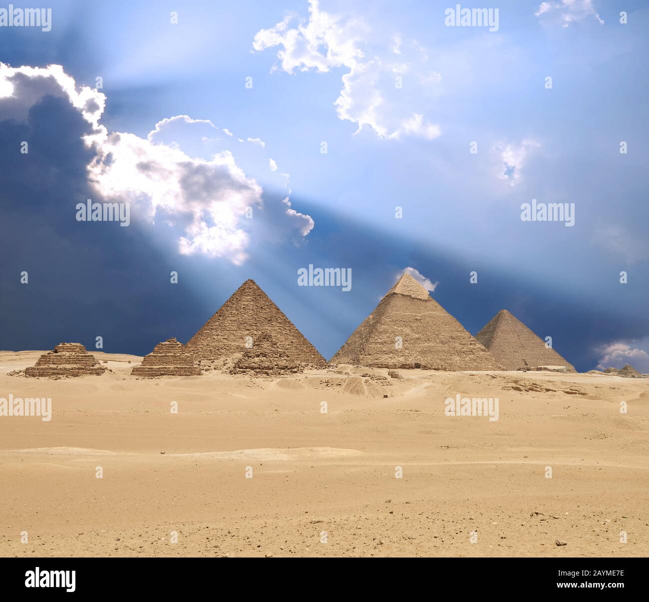 Le soleil brille des nuages au-dessus du complexe pyramidal de Gizeh ou de la nécropole de Gizeh sur le plateau de Gizeh en Egypte près du Caire inclut la Grande Pyramide De Giz Banque D'Images