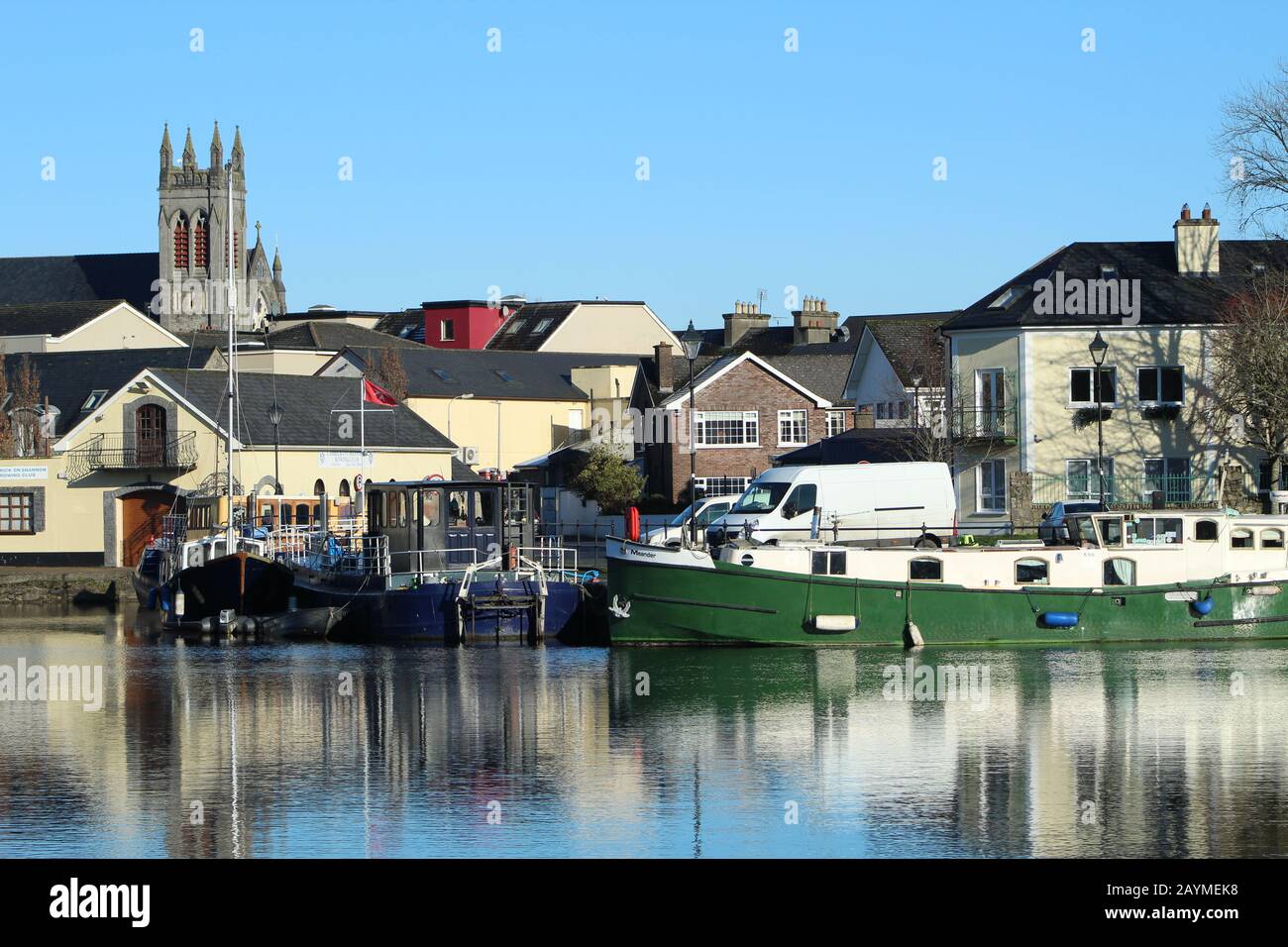 Carrick-on-Shannon, Comté de Leitrim, Irlande photographiée de l'autre côté de la rivière Shannon, février 2019 Banque D'Images