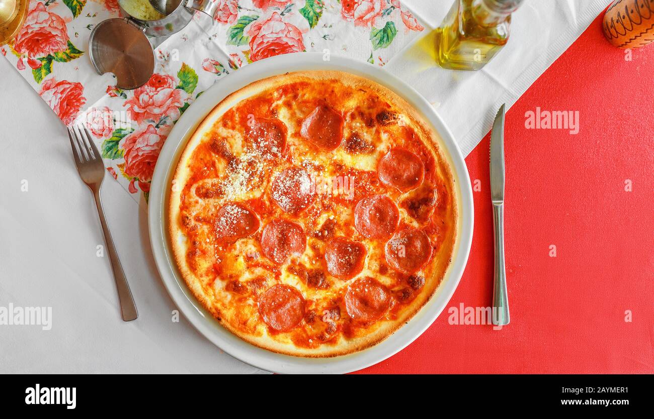 Pizza italienne traditionnelle sur la table dans le restaurant local, vue à plat Banque D'Images