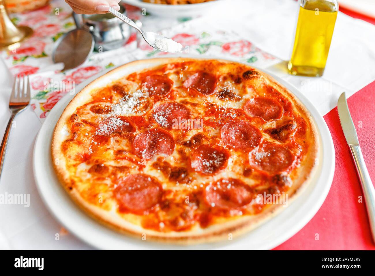 Pizza italienne traditionnelle sur la table dans le restaurant local, vue à plat Banque D'Images
