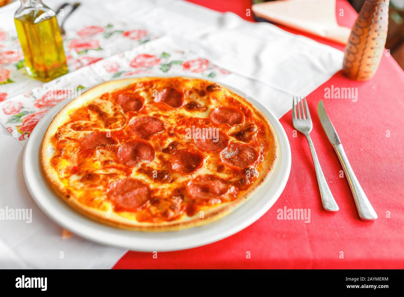 Pizza italienne traditionnelle sur la table dans le restaurant local, vue à plat Banque D'Images