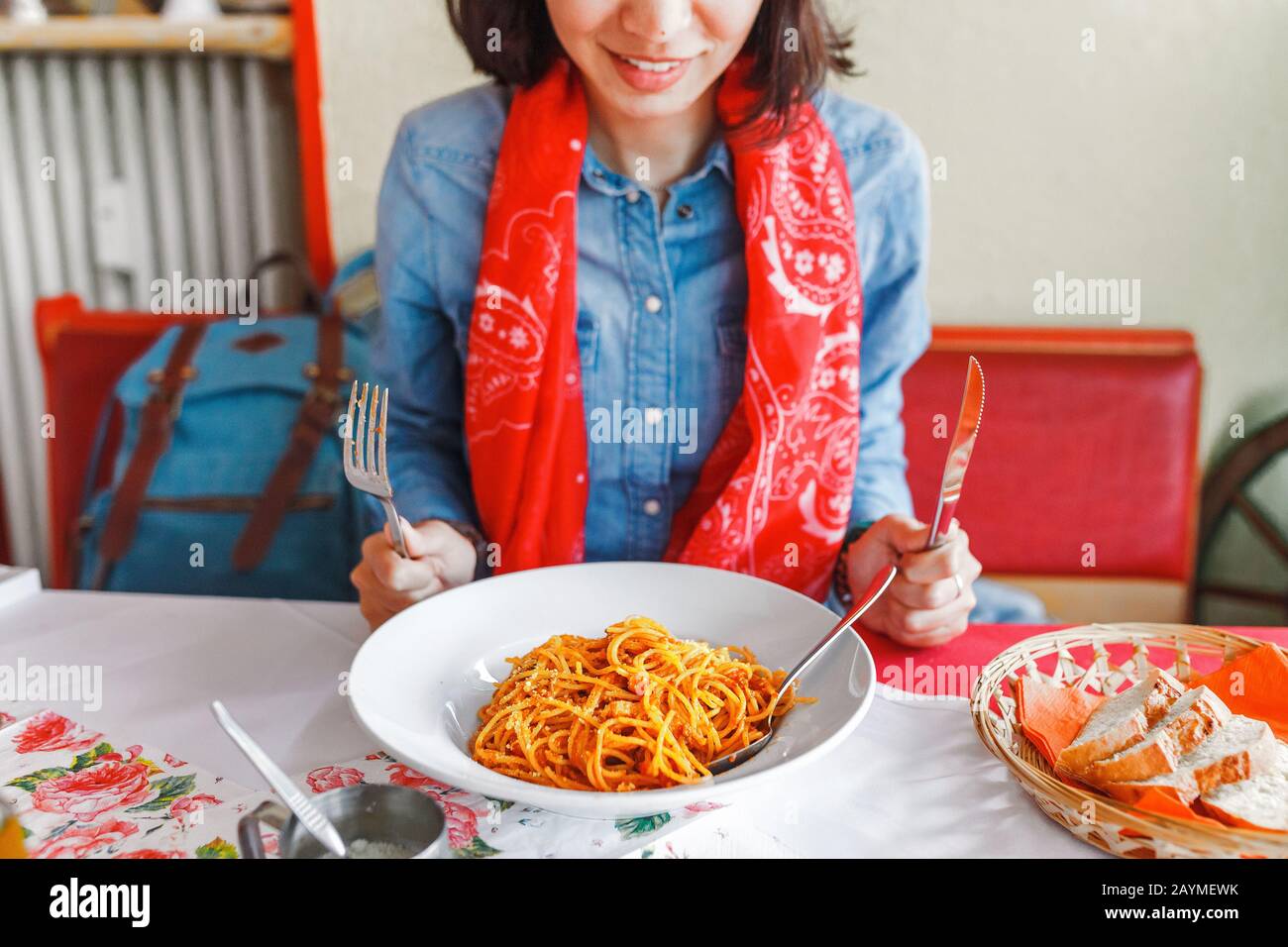 Une jeune femme mange des pâtes italiennes traditionnelles dans le restaurant local Banque D'Images
