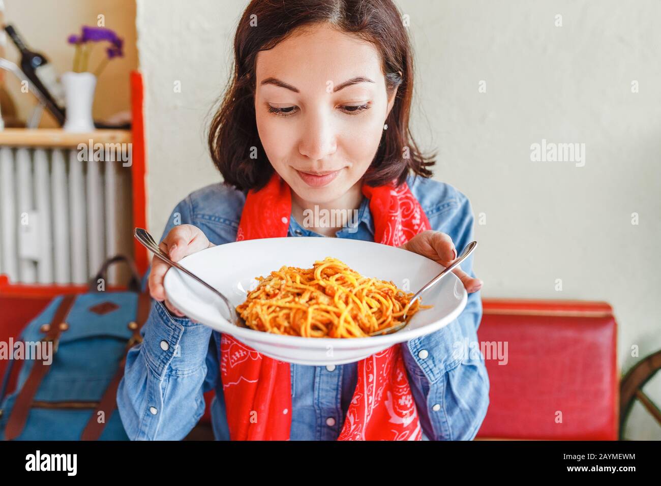 Une jeune femme mange des pâtes italiennes traditionnelles dans le restaurant local Banque D'Images