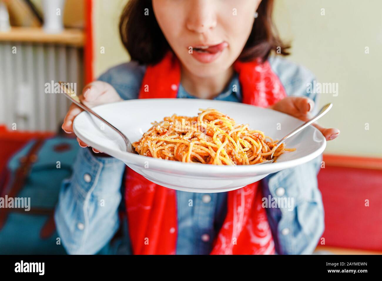 Une jeune femme mange des pâtes italiennes traditionnelles dans le restaurant local Banque D'Images